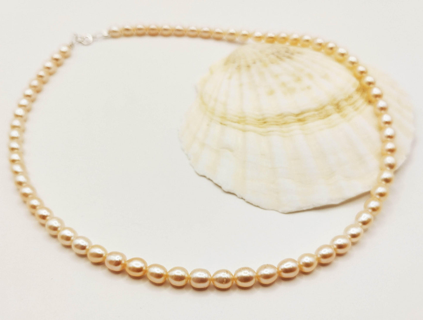 Κολιέ με ιβουάρ μαργαριτάρια σε ατσαλόσυρμα με κούμπωμα ασήμι 925.