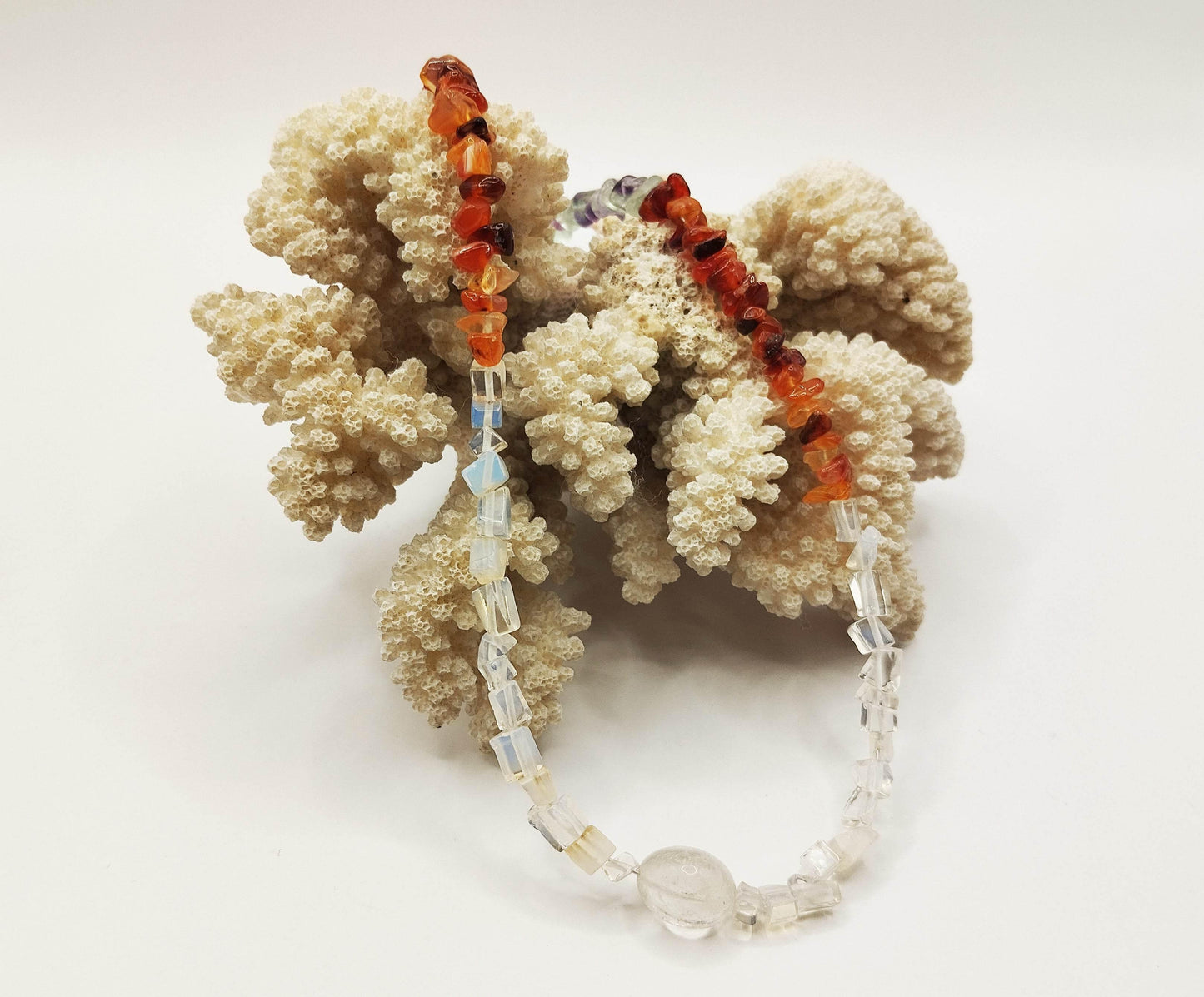 Κολιέ με φθορίτη, καρνεόλη, φεγγαρόπετρα και λευκό χαλαζία.
Αυτό το υπέροχο κολιέ αποτελεί σύνθεση τεσσάρων διαφορετικών σειρών από ημιπολύτιμους λίθους σε ατσαλόσυρμα με κούμπωμα ασήμι 925. Η κεντρική πέτρα είναι λευκός χαλαζίας.