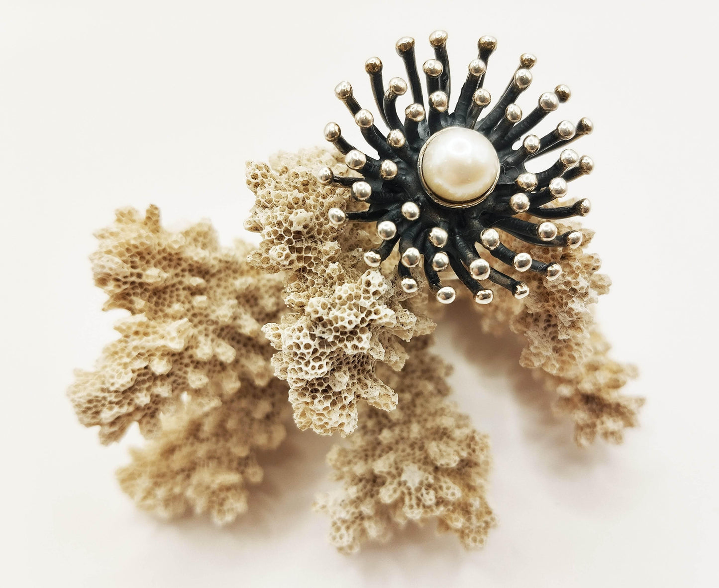 Ασημένιο δαχτυλίδι σε σχήμα αχινού με μαργαριτάρι στο κέντρο.
Πραγματικά απίθανο κόσμημα!