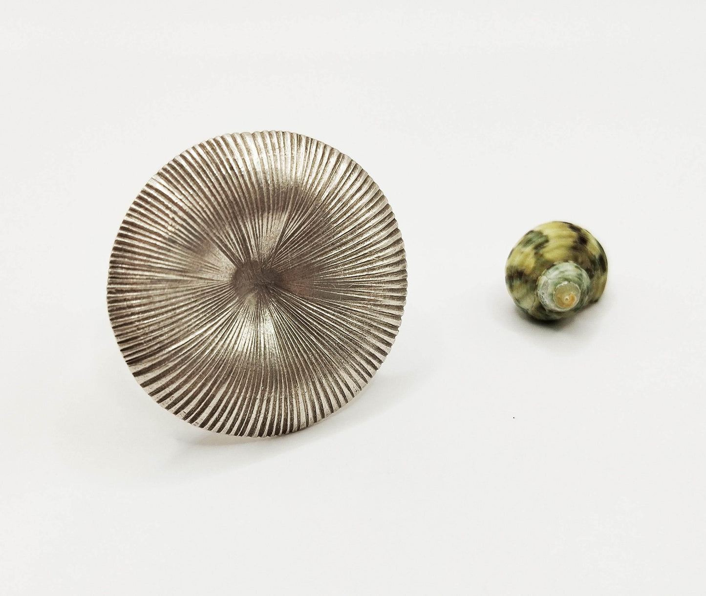 Ασημένιο δαχτυλίδι με ανάγλυφο σχέδιο που θυμίζει μανιτάρι.
Εντυπωσιακό κομμάτι για εκείνες που τολμούν