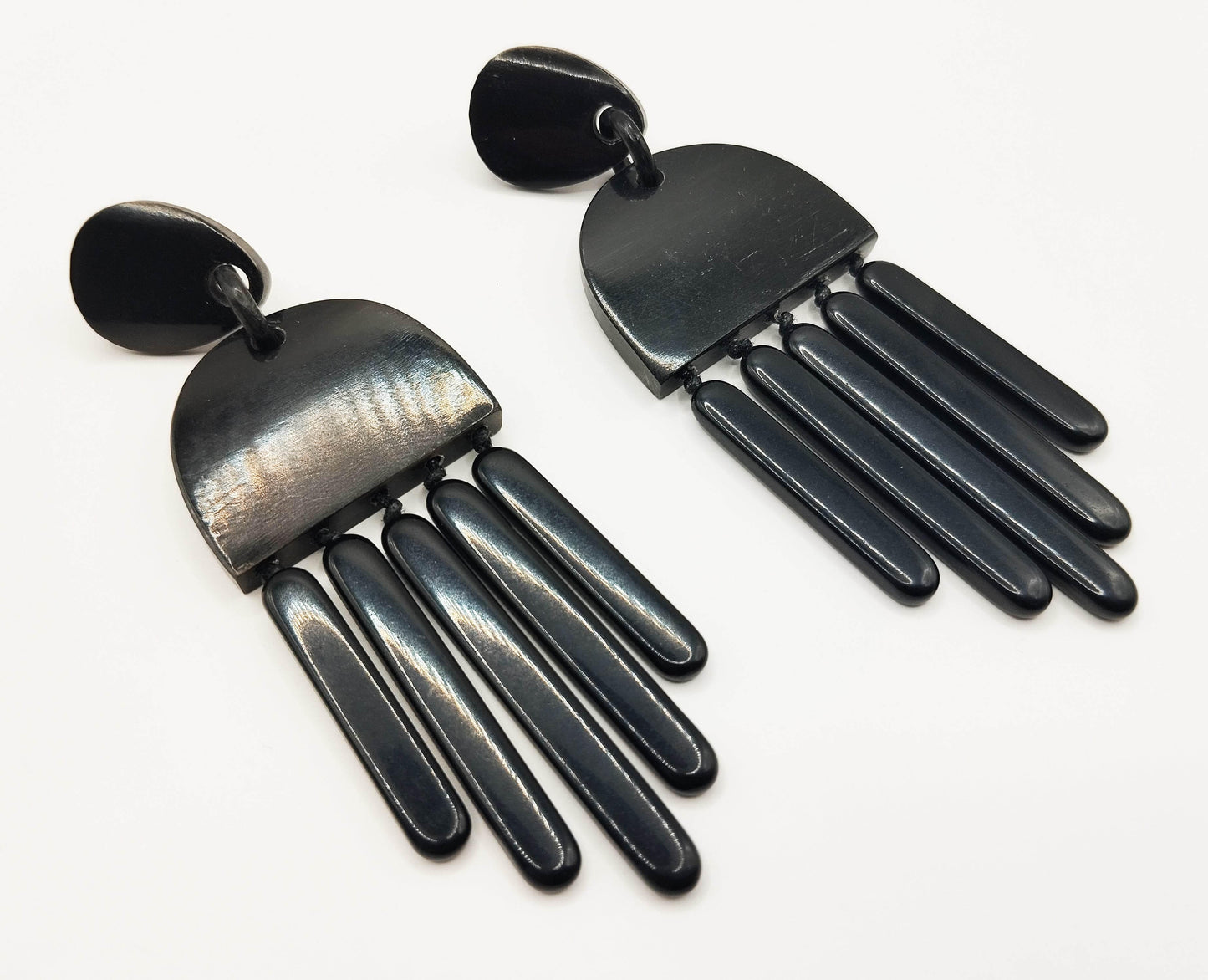 Μεγάλα μαύρα κρεμαστά σκουλαρίκια από φυσικό κέρατο νεροβούβαλου.
Μοντέρνα και τολμηρά, είναι σχεδιασμένα για να κάνουν εντύπωση.