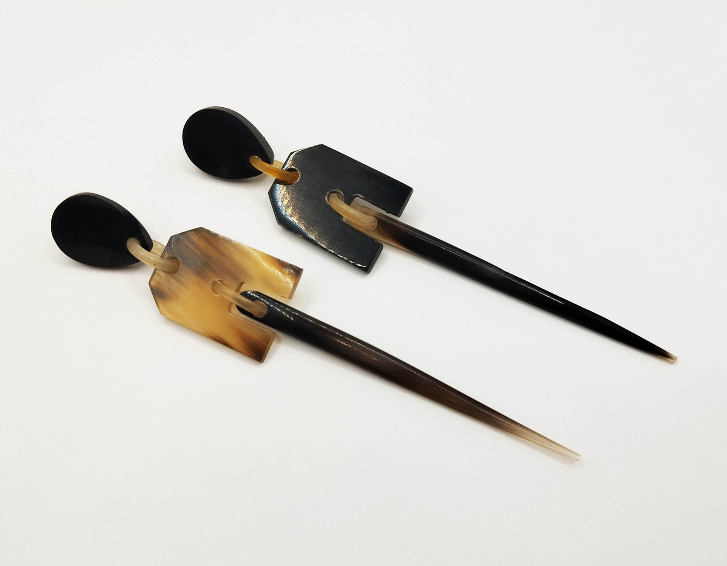 Μεγάλα κρεμαστά σκουλαρίκια από φυσικό κέρατο νεροβούβαλου.
Μοντέρνα και τολμηρά, είναι σχεδιασμένα για να κάνουν εντύπωση.