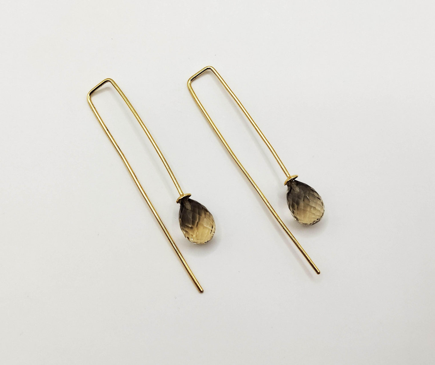 Σκουλαρίκια από επιχρυσωμένο ασήμι με "σταγόνες" σκούρου χαλαζία.
Πολύ κομψό ζευγάρι για ιδιαίτερες περιστάσεις.