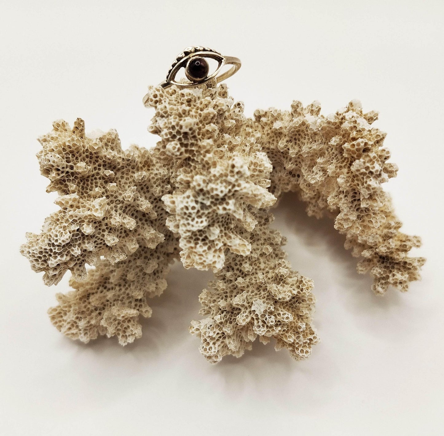 Ασημένιο δαχτυλίδι με γρανάδα σε σχήμα ματιού.
Το μάτι που τα βλέπει όλα, το μάτι που σας προστατεύει.