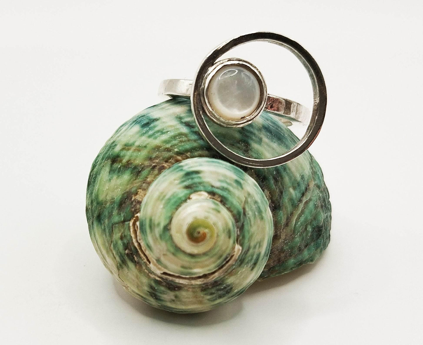 Ασημένιο δαχτυλίδι με στρογγυλό στοιχείο από φίλντισι μέσα σε ασημένιο κύκλο.
Μινιμαλιστική κομψότητα.