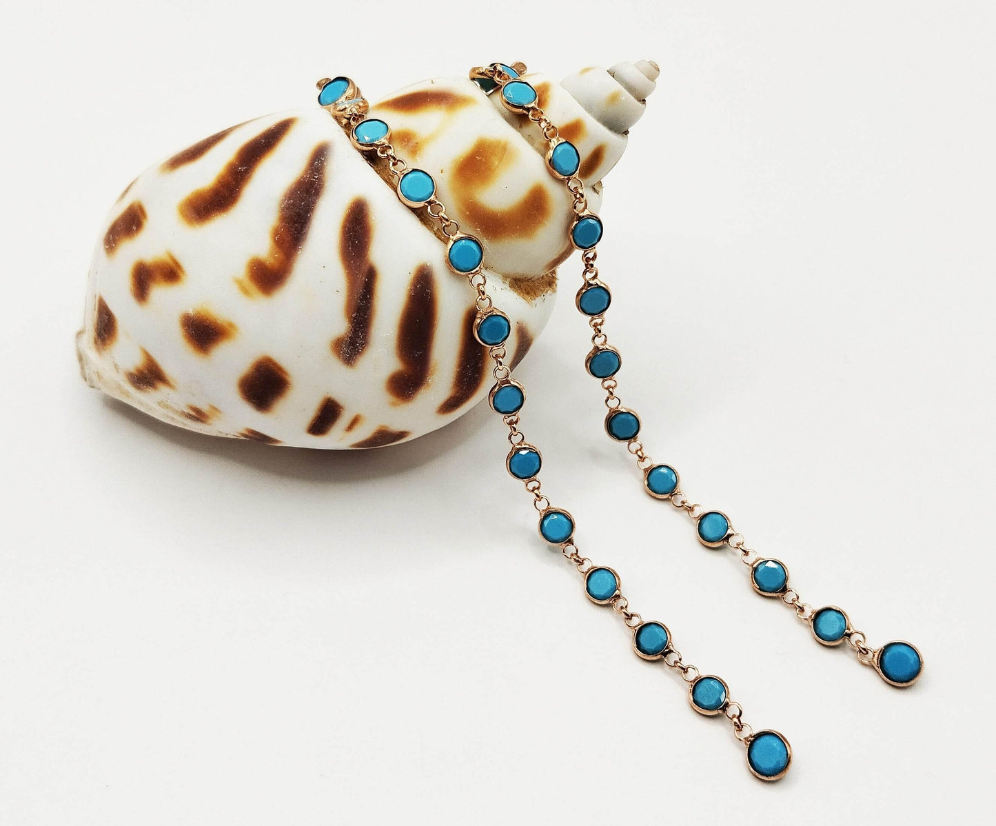 Σκουλαρίκια από επιχρυσωμένο ασήμι με μια σειρά από τυρκουάζ πετρούλες.
Μακριά σκουλαρίκια (98 mm), ιδανικά για βραδινές εξόδους.