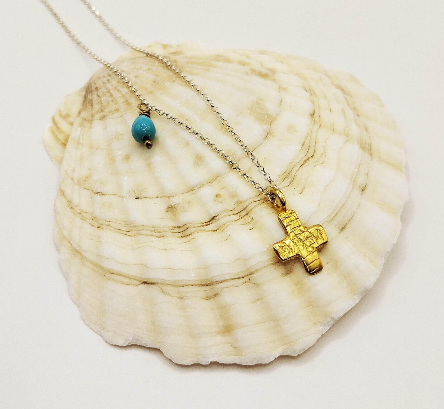 Κολιέ από ασήμι 925 με επίχρυσο μενταγιόν σε σχήμα σταυρού και μικρή χάντρα από τυρκουάζ.