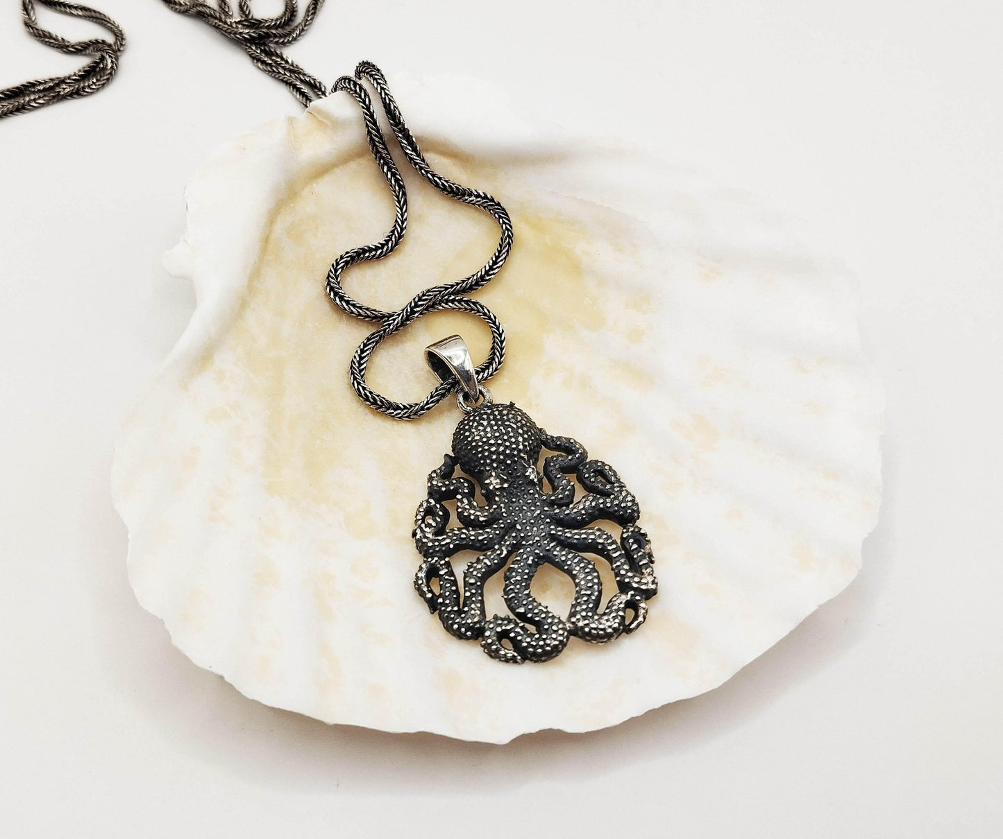 Ασημένιο κολιέ με ασημένιο μενταγιόν σε σχήμα χταποδιού.