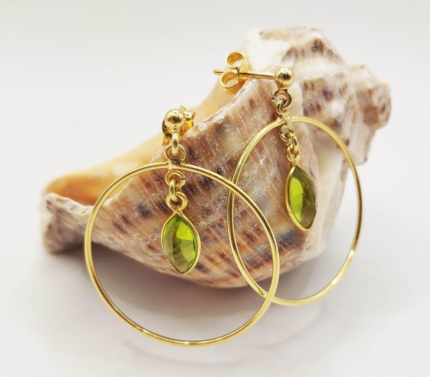 Σκουλαρίκια από επιχρυσωμένο ασήμι με "σταγόνα" περίδοτου μέσα σε επίχρυσο κύκλο.
Χαριτωμένο σετ για κάθε περίσταση.