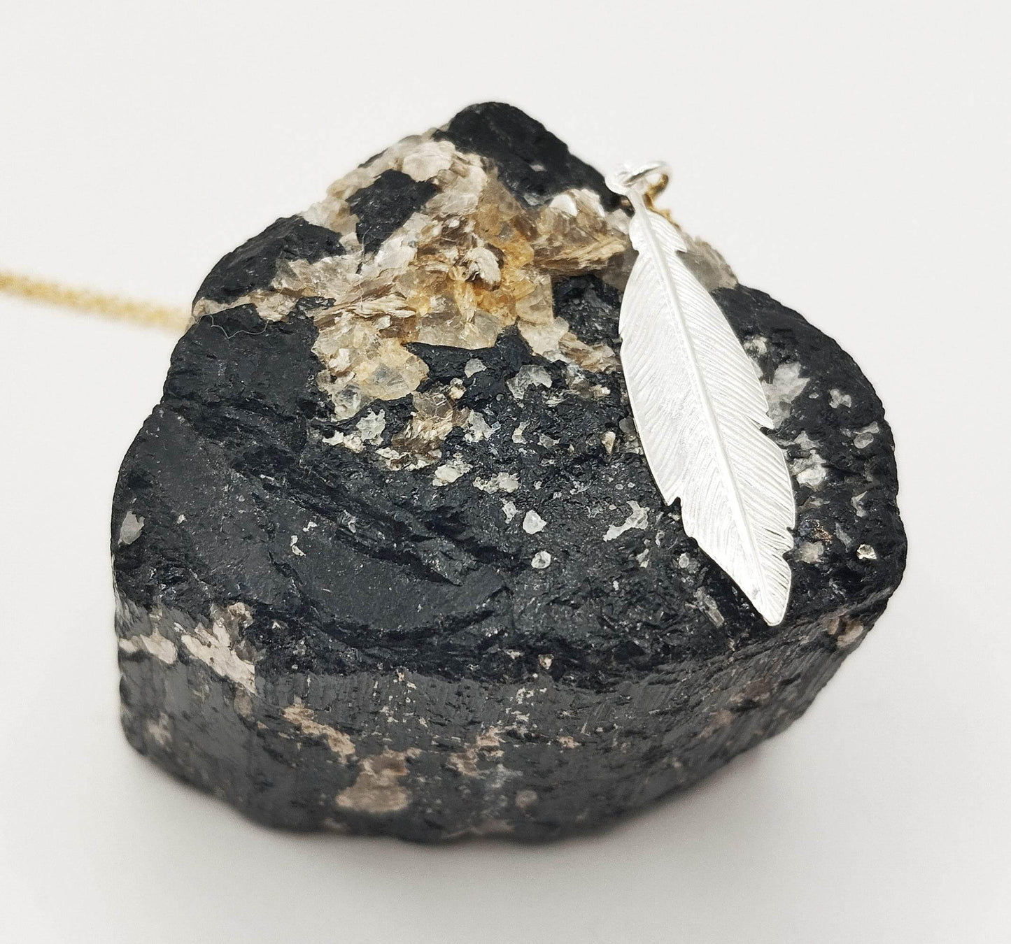 Κολιέ από επιχρυσωμένο ασήμι με ασημένιο μενταγιόν σε σχήμα φτερού.