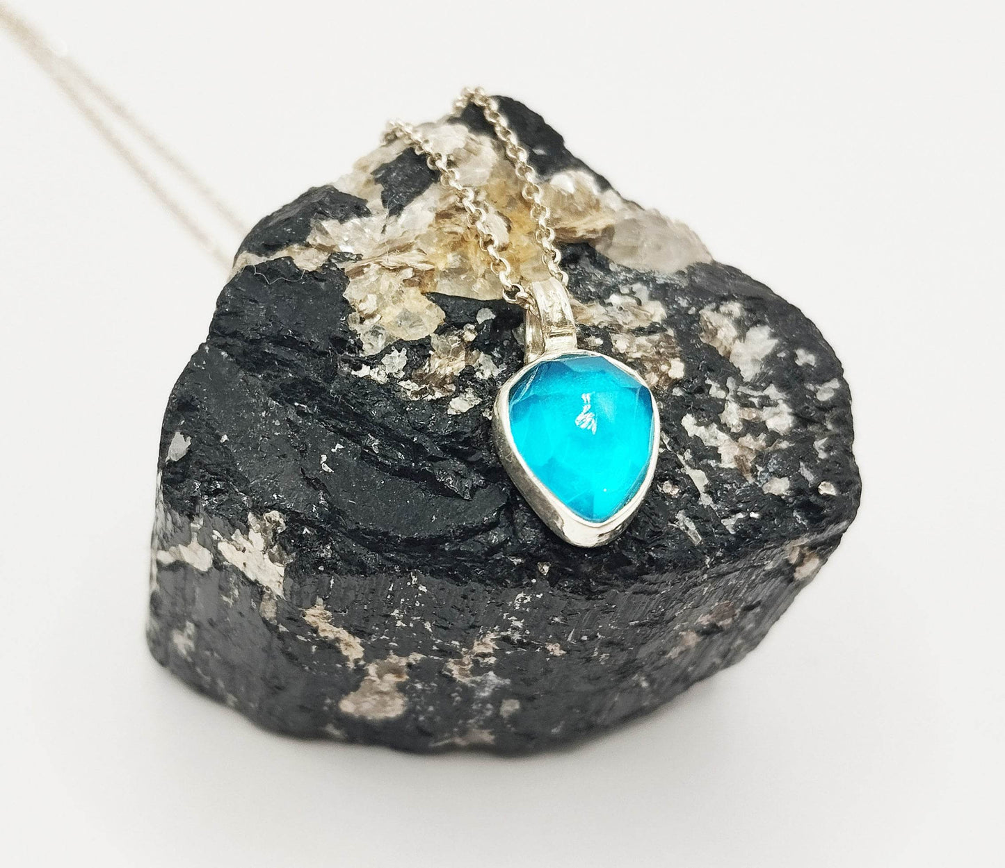 Ασημένιο κολιέ με μενταγιόν με γαλάζιο τοπάζιο.
Μπορεί να φορεθεί σε συνδυασμό με τα σκουλαρίκια και το δαχτυλίδι μας με γαλάζιο τοπάζιο.