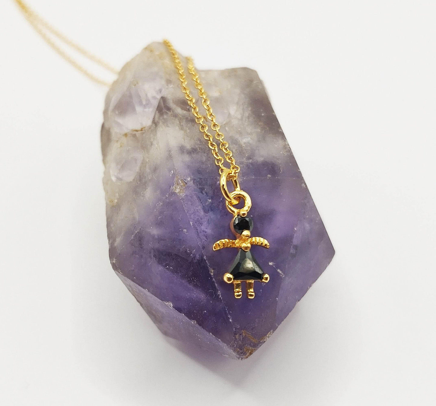 Κολιέ από επιχρυσωμένο ασήμι με επίχρυσο μενταγιόν με μαύρα ζιργκόν σε σχήμα μικρού κοριτσιού.