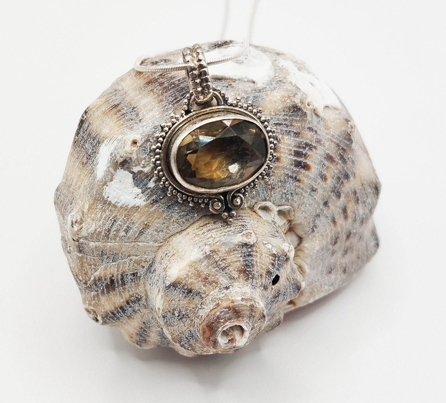 Ασημένιο κολιέ με μενταγιόν με σιτρίν και διακοσμημένο πλαίσιο.