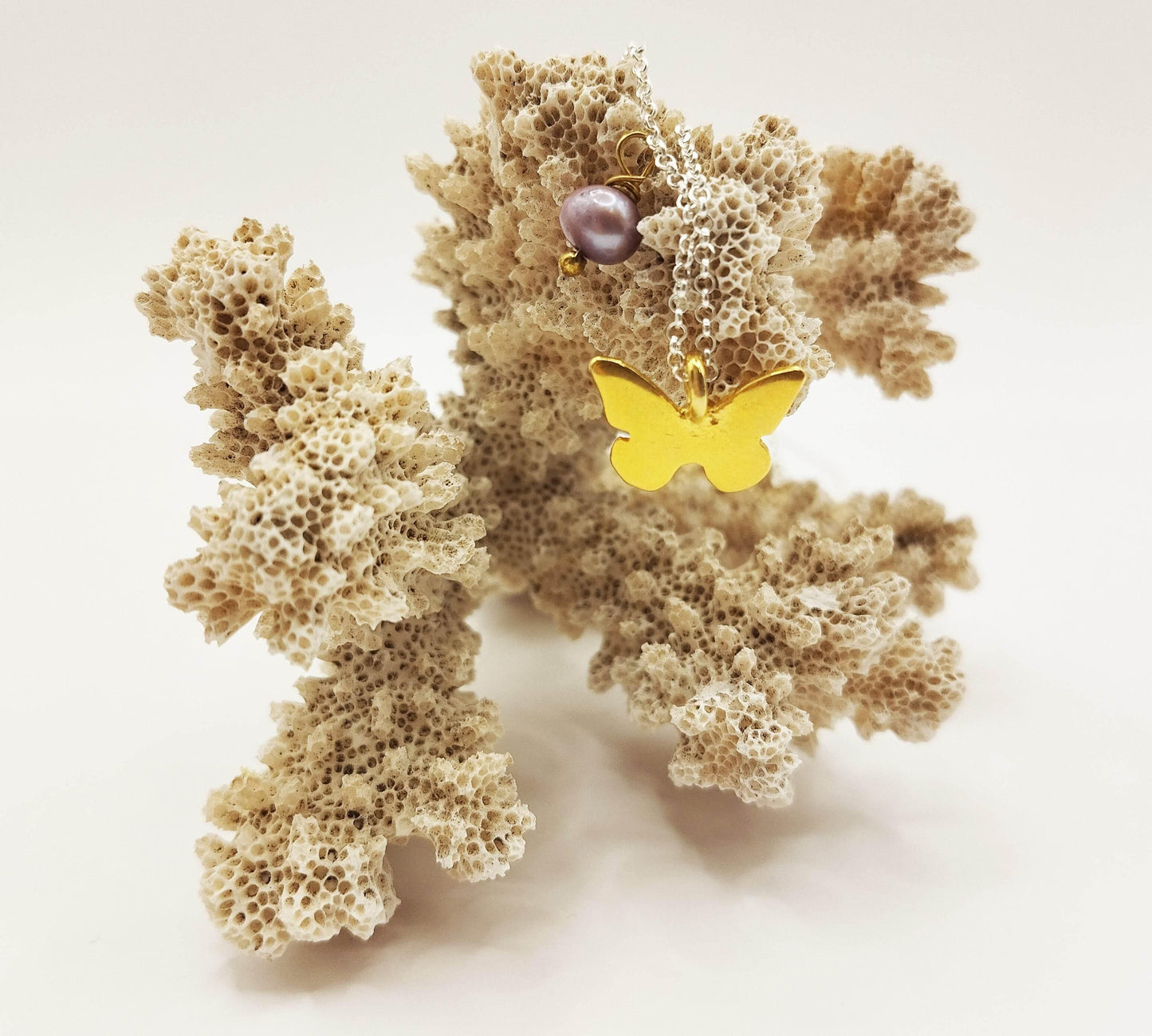 Κολιέ από ασήμι 925 με επίχρυσο μενταγιόν σε σχήμα πεταλούδας και μαύρο μαργαριτάρι.