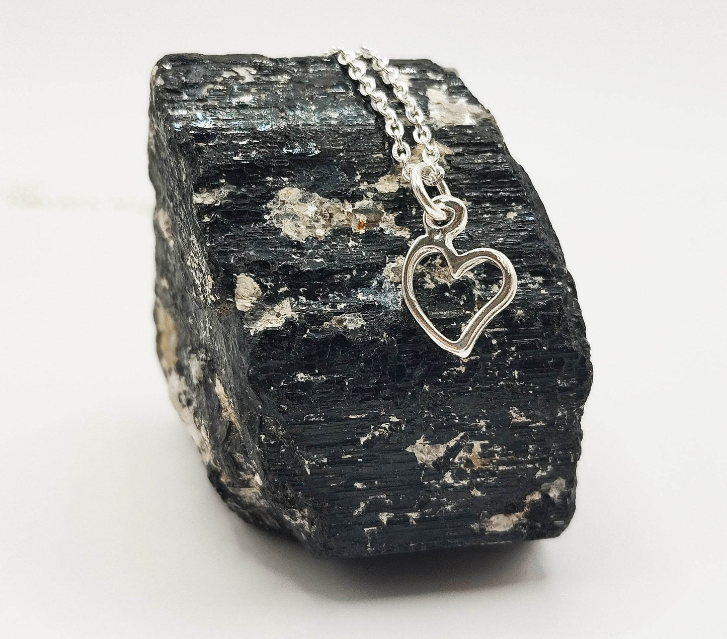 Ασημένιο κολιέ με μενταγιόν από φίλντισι και ασήμι σε σχήμα πεταλούδας.