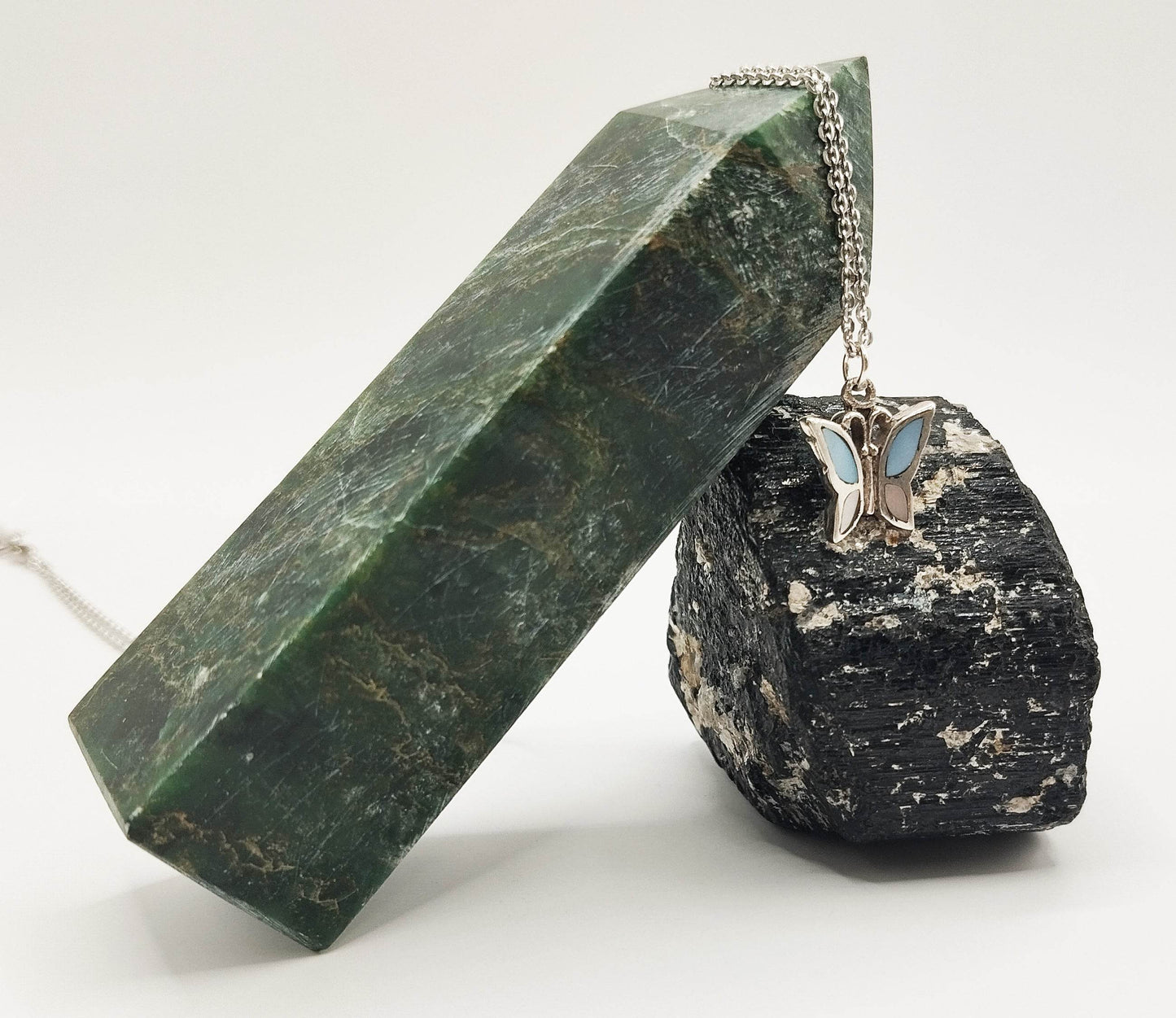 Ασημένιο κολιέ με μενταγιόν από φίλντισι και ασήμι σε σχήμα πεταλούδας.