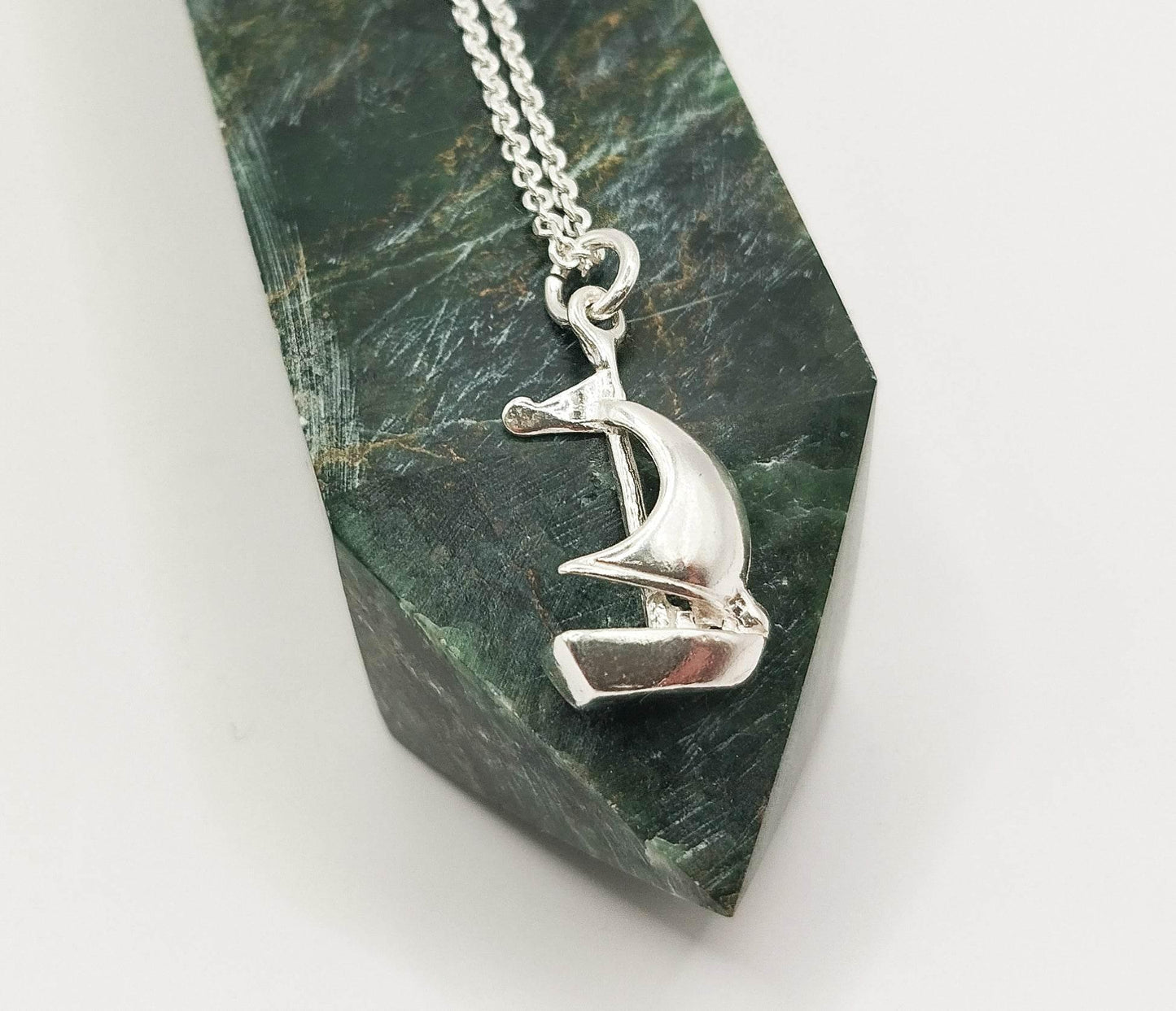 Ασημένιο κολιέ με ασημένιο μενταγιόν σε σχήμα ιστιοφόρου.