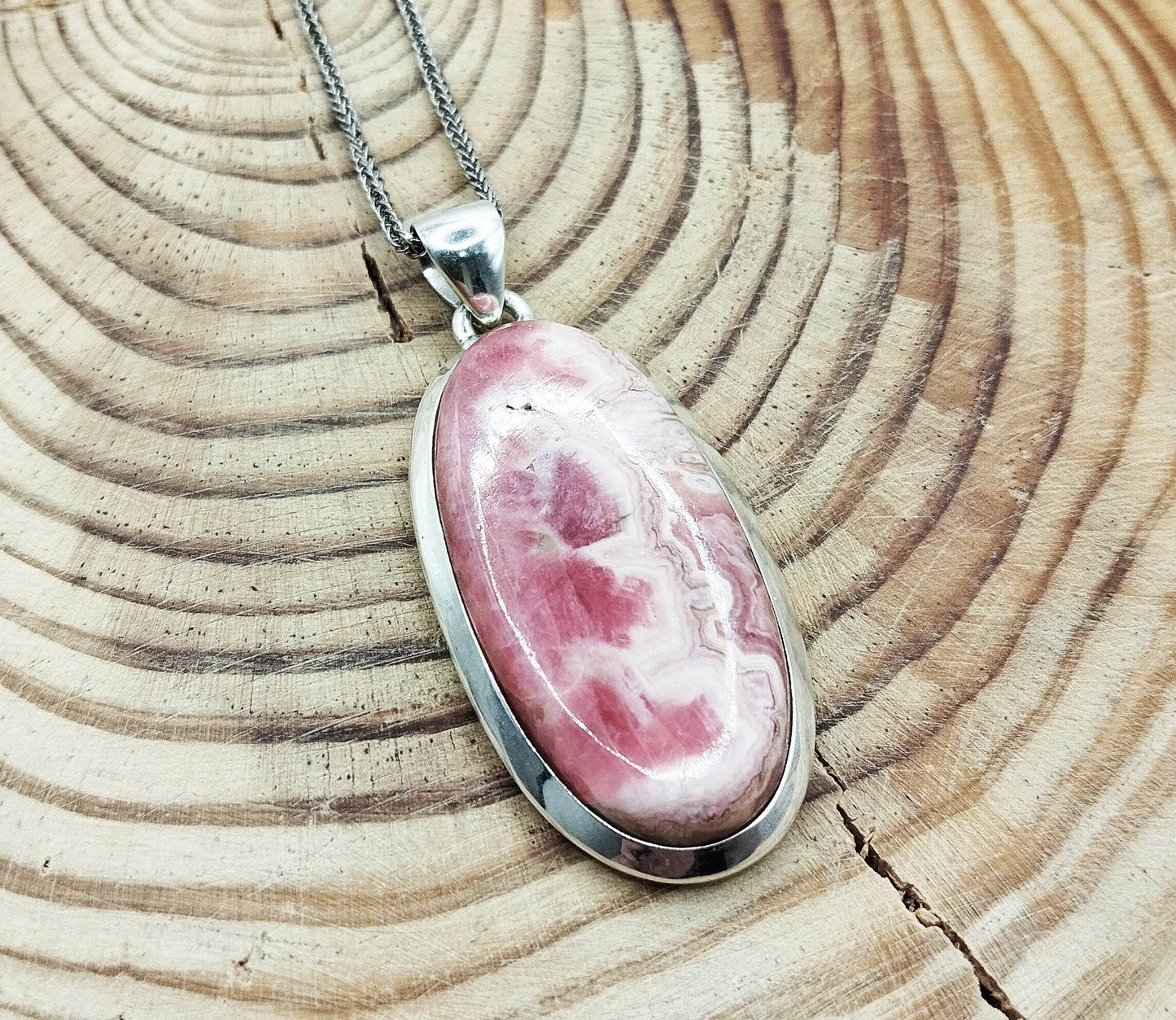 Ασημένιο κολιέ με μεγάλο μενταγιόν με ροδοχρωσίτη.