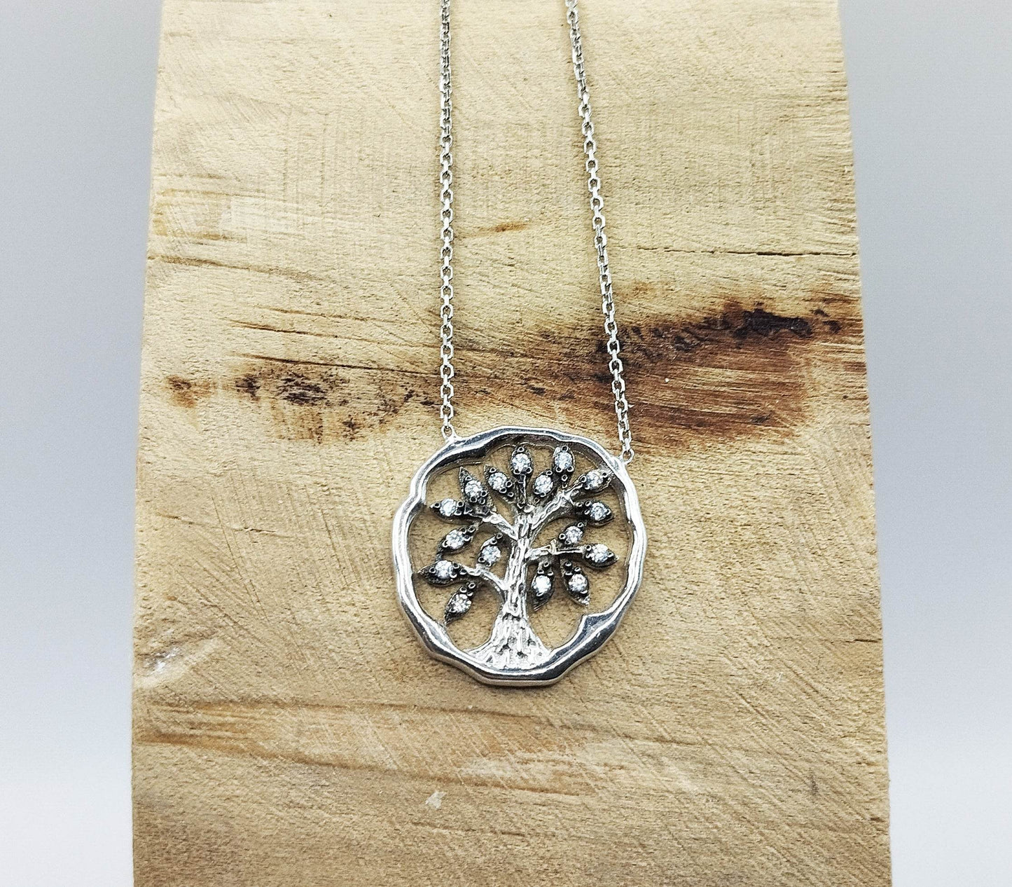 Ασημένιο κολιέ με μενταγιόν "δέντρο της ζωής" με φύλλα από ζιργκόν.