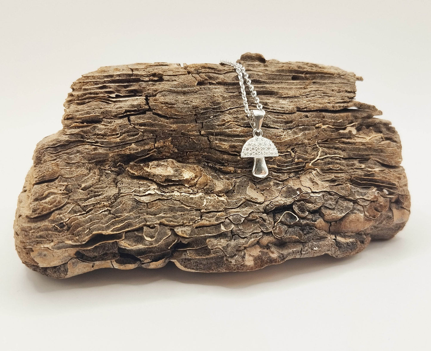 Ασημένιο κολιέ με ασημένιο μενταγιόν σε σχήμα μανιταριού και μικρά ζιργκόν στο "καπέλο" του.