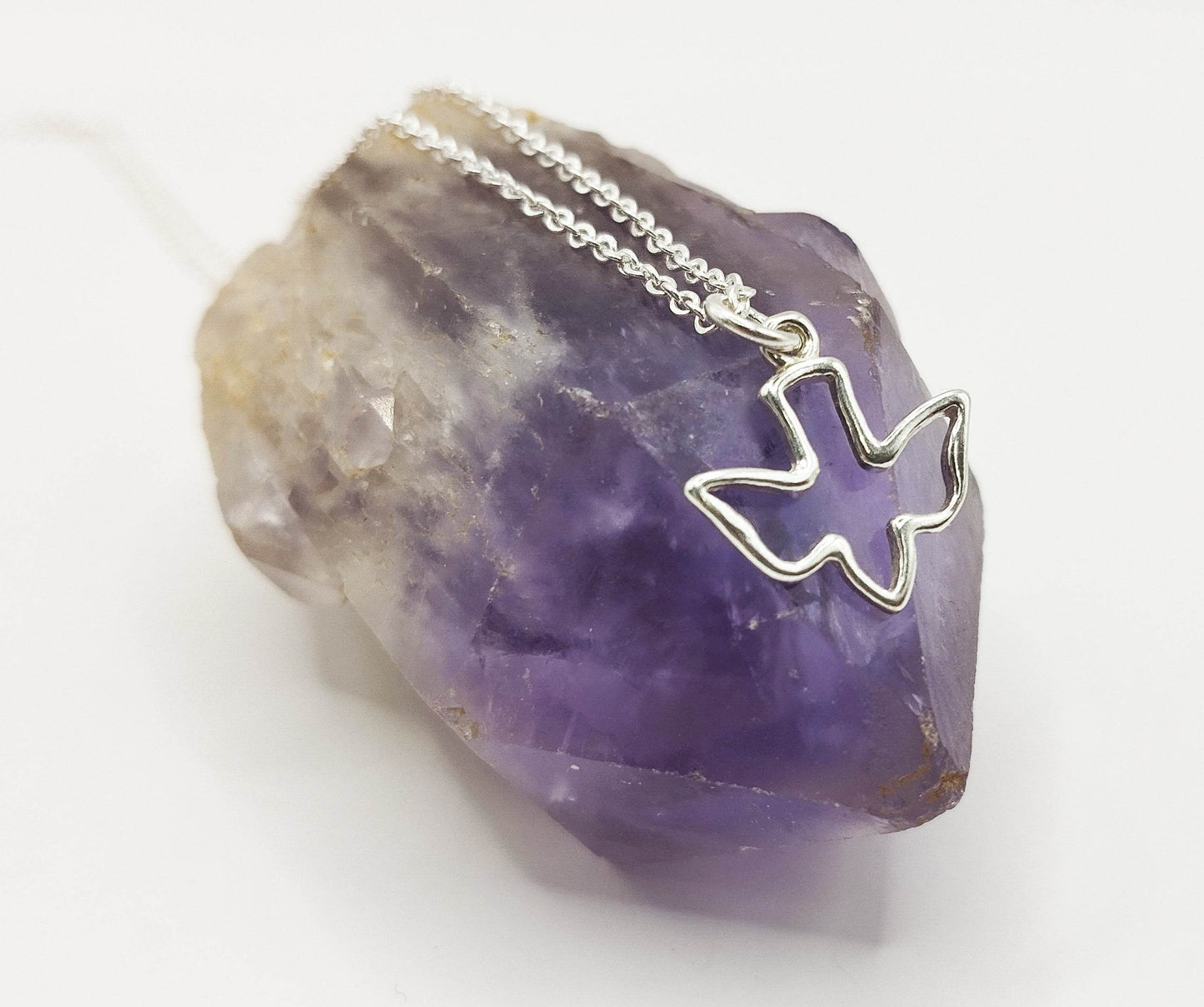 Ασημένιο κολιέ με ασημένιο μενταγιόν σε σχήμα περιγράμματος πουλιού.