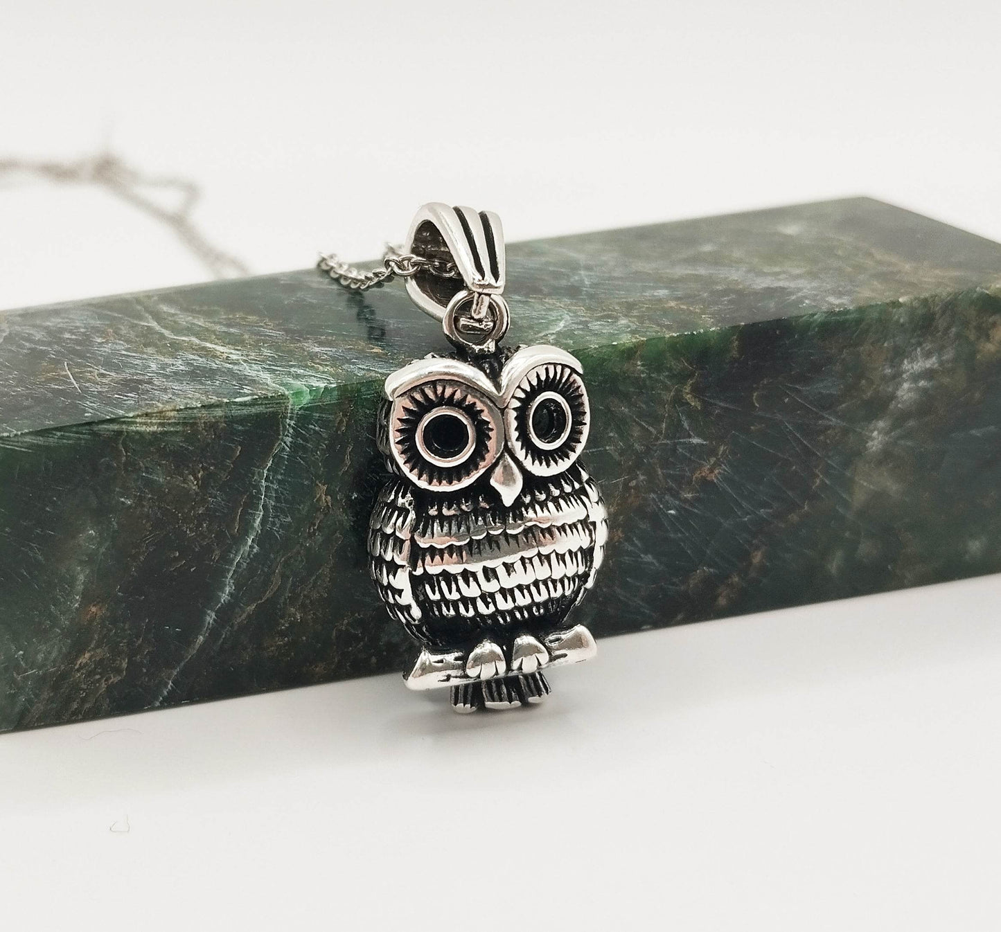 Ασημένιο κολιέ με ασημένιο μενταγιόν σε σχήμα κουκουβάγιας.