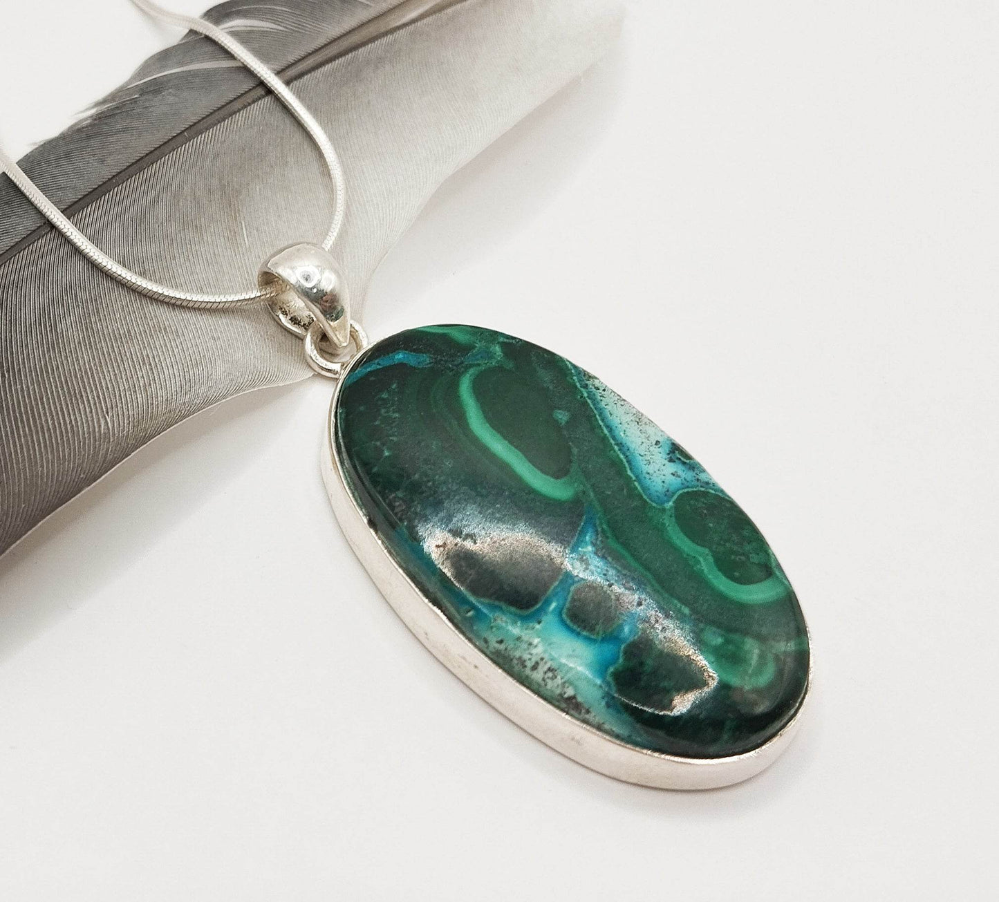 Ασημένιο κολιέ με μενταγιόν με πέτρα μείγματος αζουρίτη και μαλαχίτη.
