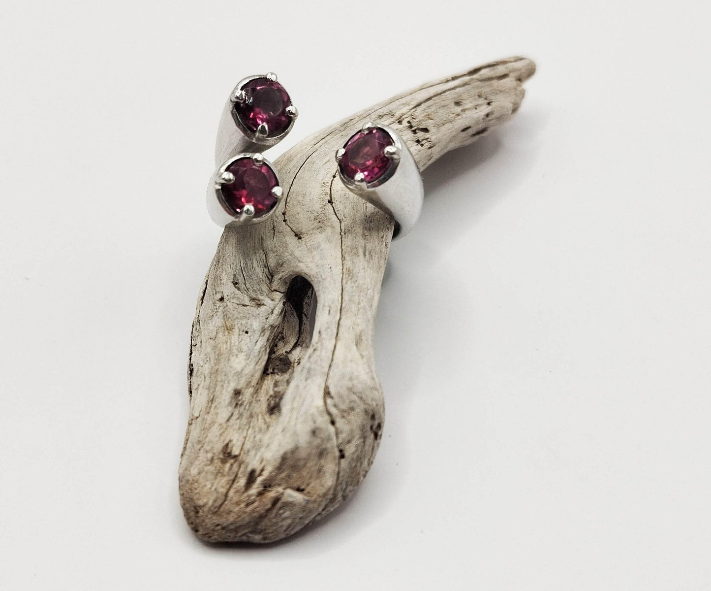 Ασημένιο δαχτυλίδι με τρία ρουμπίνια υψηλής ποιότητας.
Μοντέρνο σχέδιο με τα ρουμπίνια να προσθέτουν μια νότα χρώματος και ζωντάνιας.