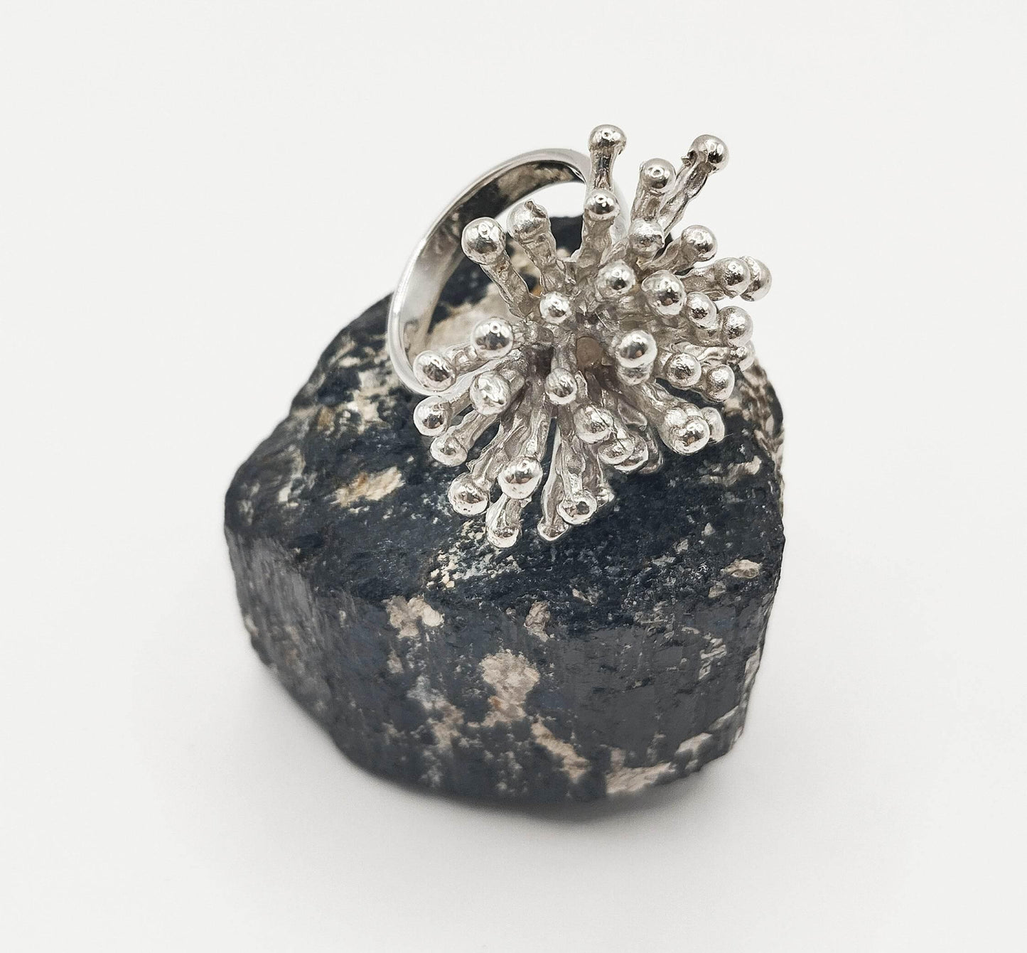 Ασημένιο δαχτυλίδι σε σχήμα αχινού.
Ταιριάζει άψογα με καλοκαιρινή γκαρνταρόμπα ή φοριέται όλο το χρόνο σαν κόσμημα αφαιρετικού ντιζάιν.