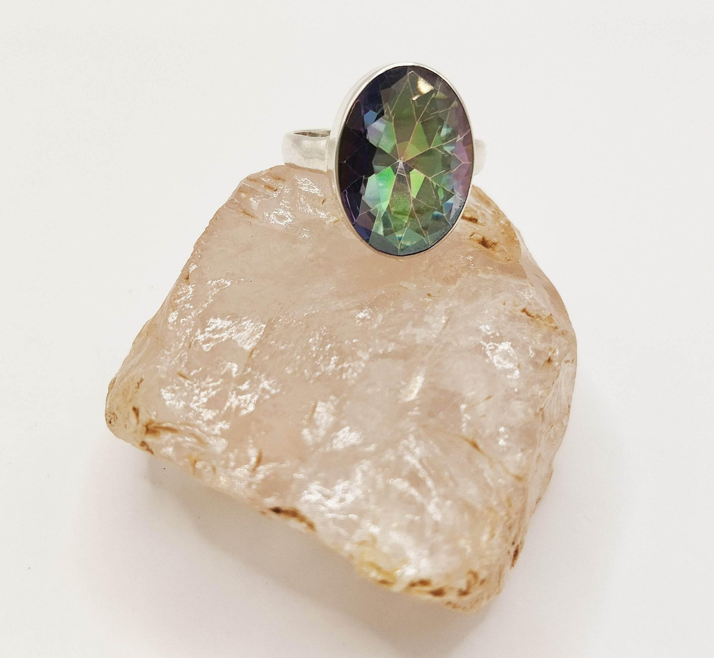 Ασημένιο δαχτυλίδι με οβάλ τοπάζιο mystic.
Το τοπάζιο mystic είναι φυσική πέτρα τοπάζιου που υφίσταται χημική επεξεργασία ώστε να λάβει το ιριδίζον χρώμα της. Φορέστε το σαν 'conversation piece', καθώς είναι σίγουρο ότι θα λάβετε κομπλιμέντα.