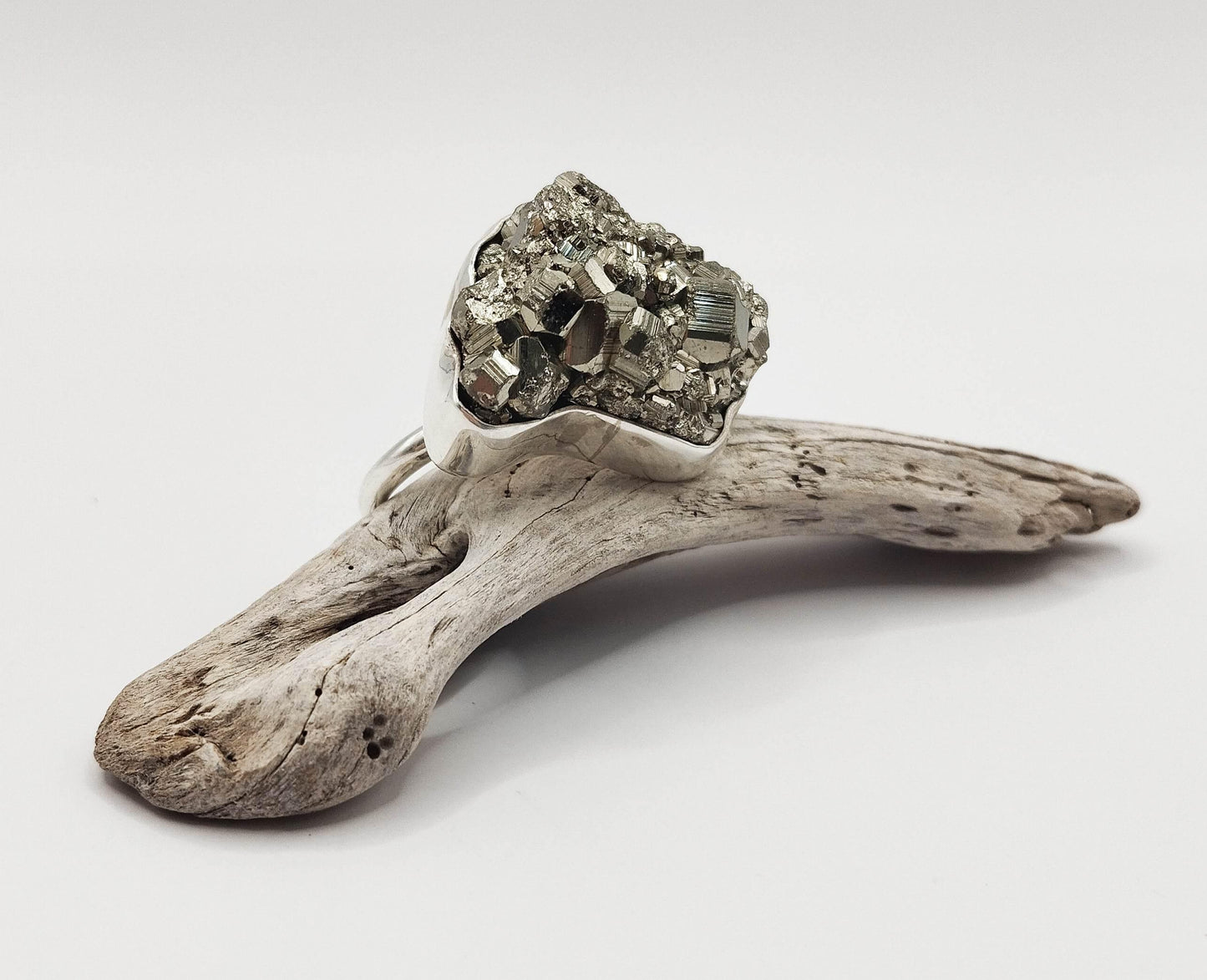 Ασημένιο δαχτυλίδι με μεγάλη πέτρα από σιδηροπυρίτη.
Όταν θέλετε να φορέσετε κάτι εντυπωσιακό και να τραβήξετε τα βλέμματα