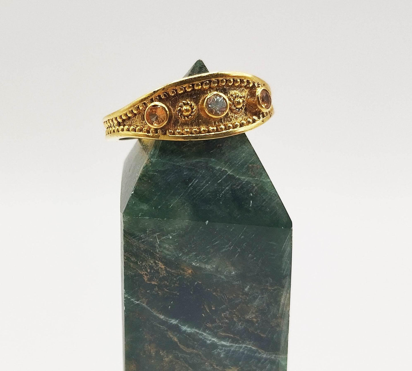 Δαχτυλίδι από 18Κ επιχρυσωμένο ασήμι με ένα λευκό ζαφείρι και δύο πέτρες σιτρίν.
Εμπνευσμένο από τη χρυσοχοΐα της Βυζαντινής Αυτοκρατορίας, θα σας κάνει να νιώθετε σαν την Αυτοκράτειρα Θεοδώρα