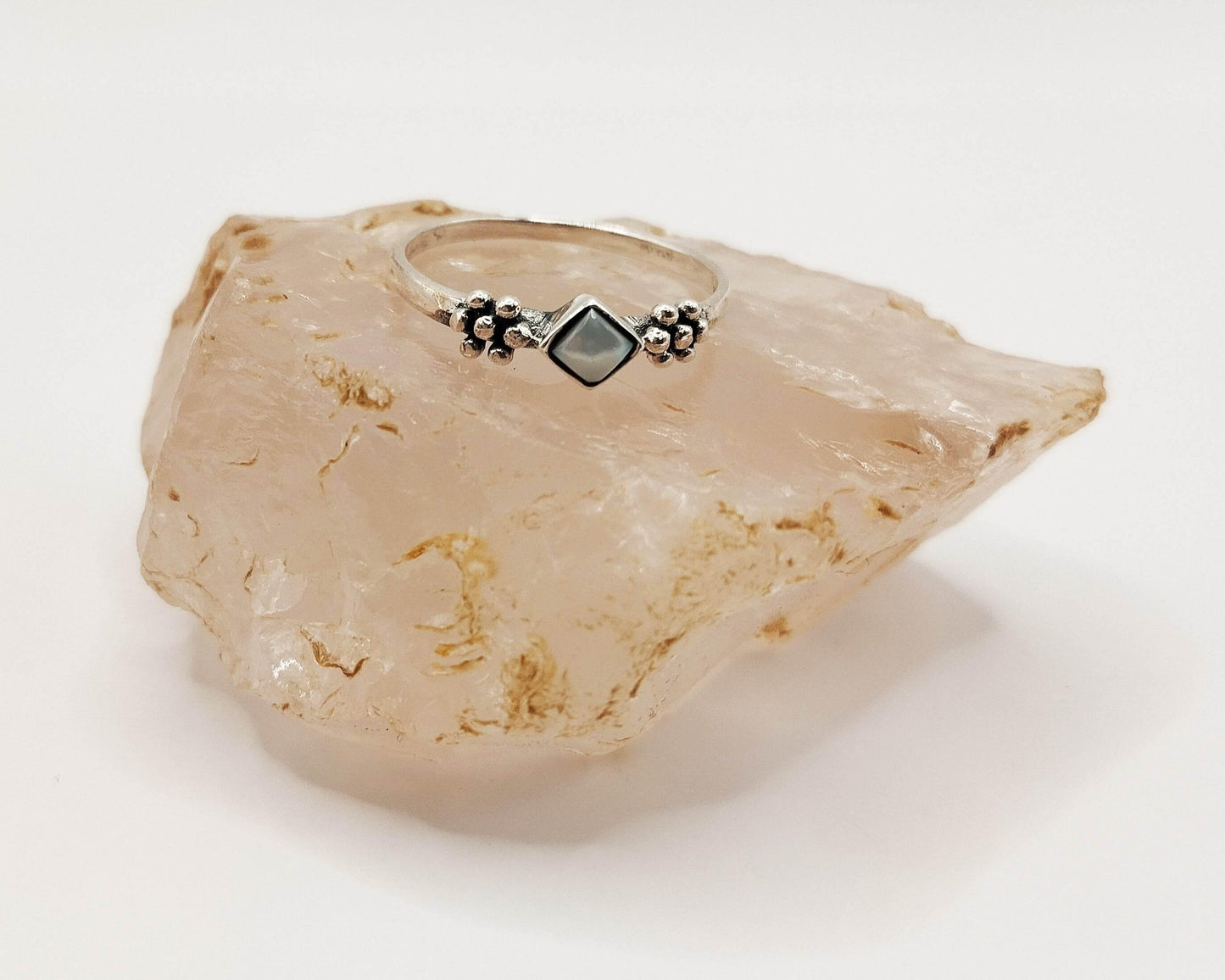 Ασημένιο δαχτυλίδι με στοιχείο από φίλντισι.
Αυτό το δαχτυλίδι είναι μικρό, αλλά ισχυρό! Το φιλντισάκι του το κάνει να ξεχωρίζει.