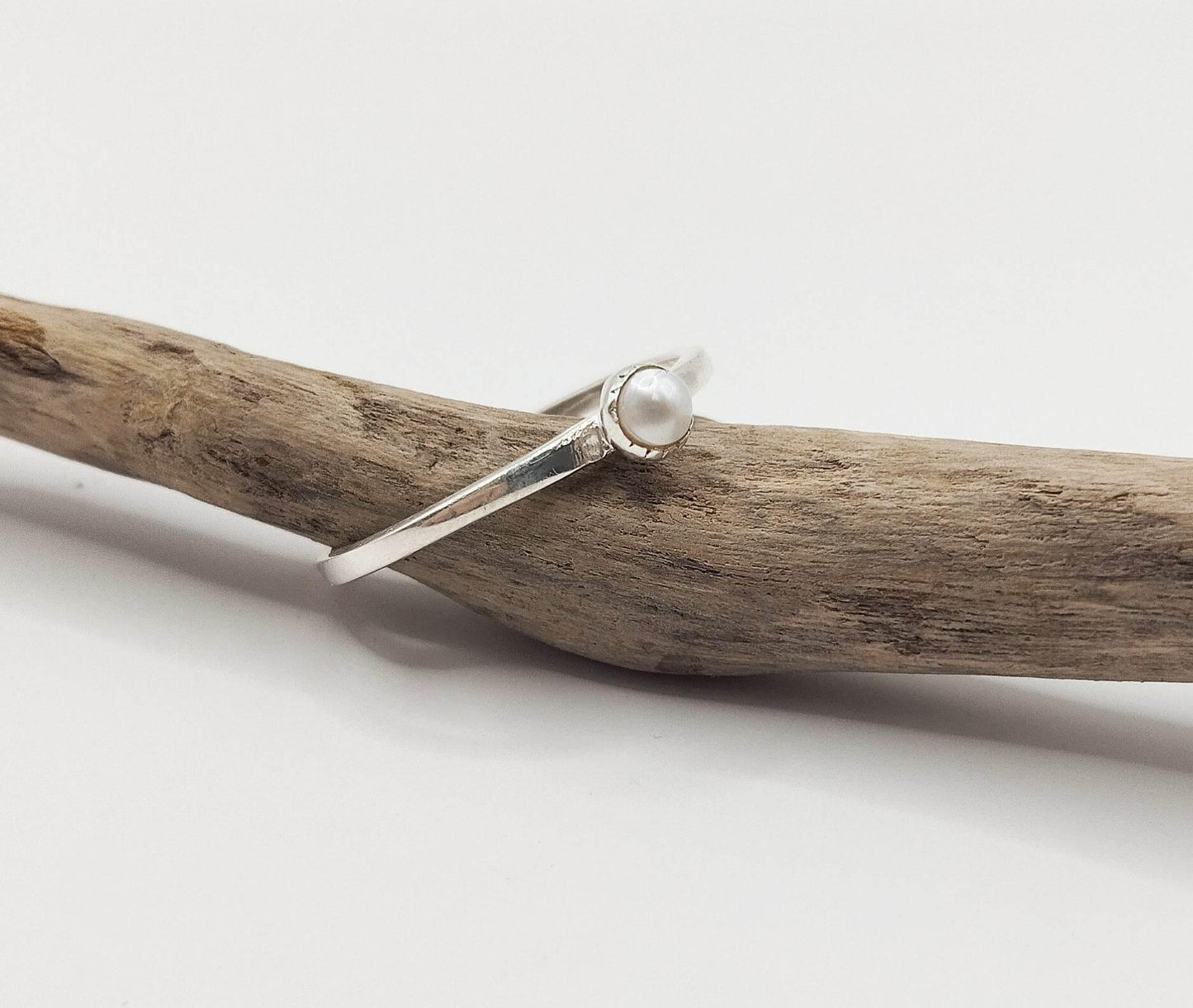 Ασημένιο δαχτυλίδι με μαργαριτάρι.
Πολύ απλό σχέδιο με μικρό μαργαριτάρι καλλιέργειας.