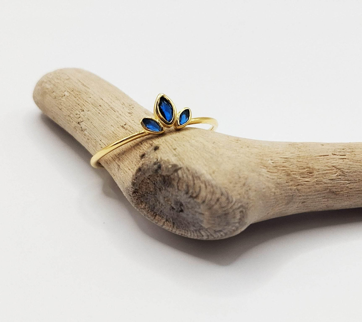 Δαχτυλίδι από επιχρυσωμένο ασήμι με τρία μπλε ζιργκόν σε σχήμα φύλλου.
Απλό σχέδιο, ιδανικό για καθημερινή χρήση, αλλά και ιδιαίτερες περιστάσεις.