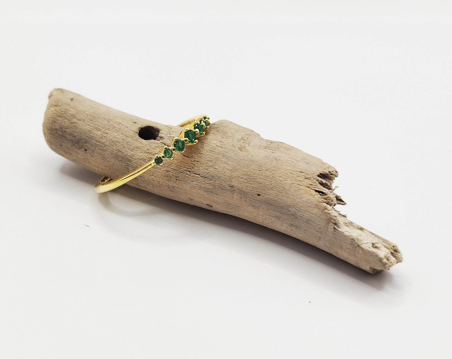 Δαχτυλίδι από επιχρυσωμένο ασήμι και μια σειρά από 7 μικρά πράσινα ζιργκόν.
Διακριτικά κομψό.