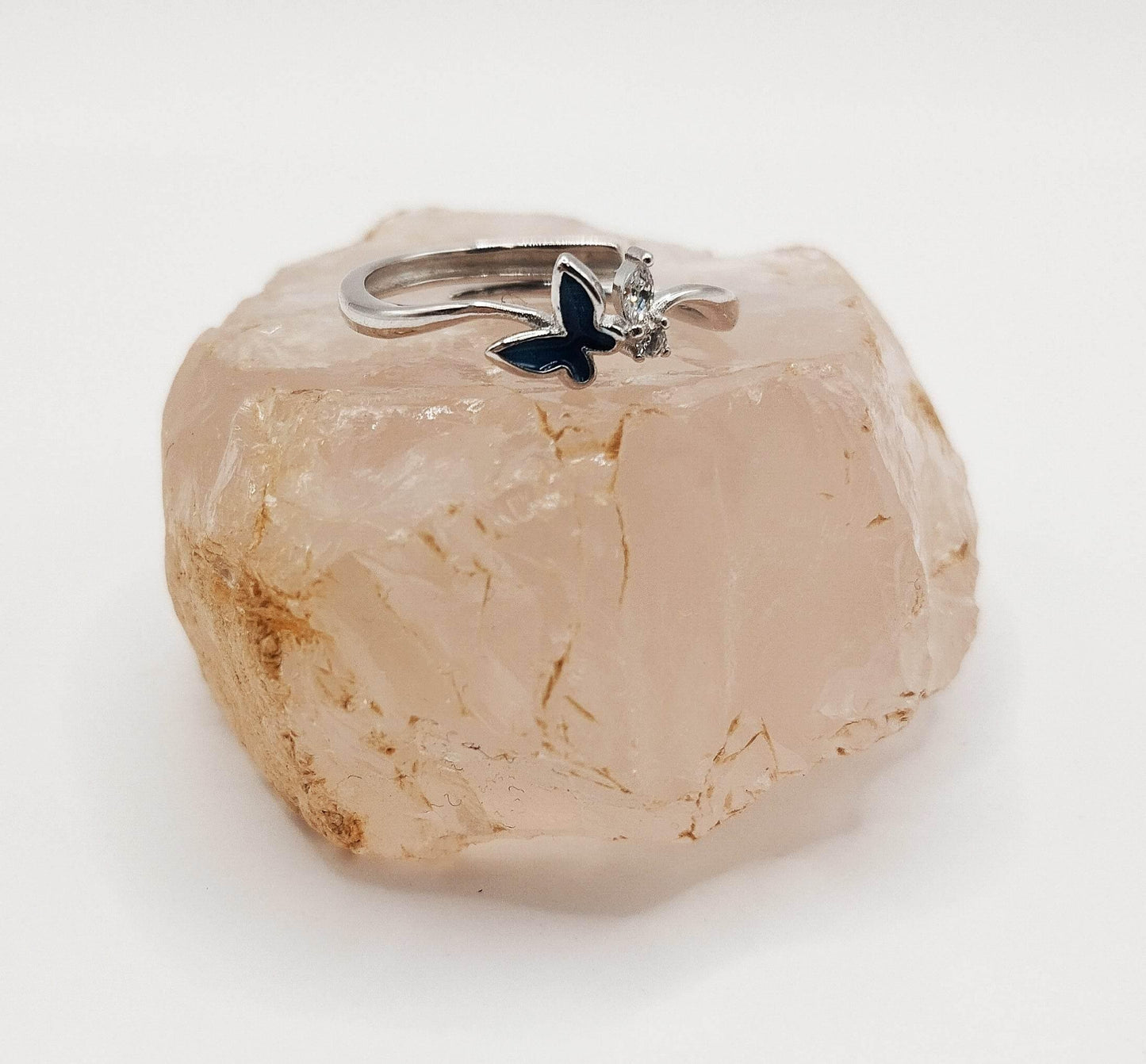 Ασημένιο δαχτυλίδι με μικρή πεταλούδα από μπλε σμάλτο και φυλλαράκι από λευκό ζιργκόν.
Χαριτωμένο μικρό δαχτυλίδι, ιδανικό για γυναίκες που είναι ή αισθάνονται νέες.