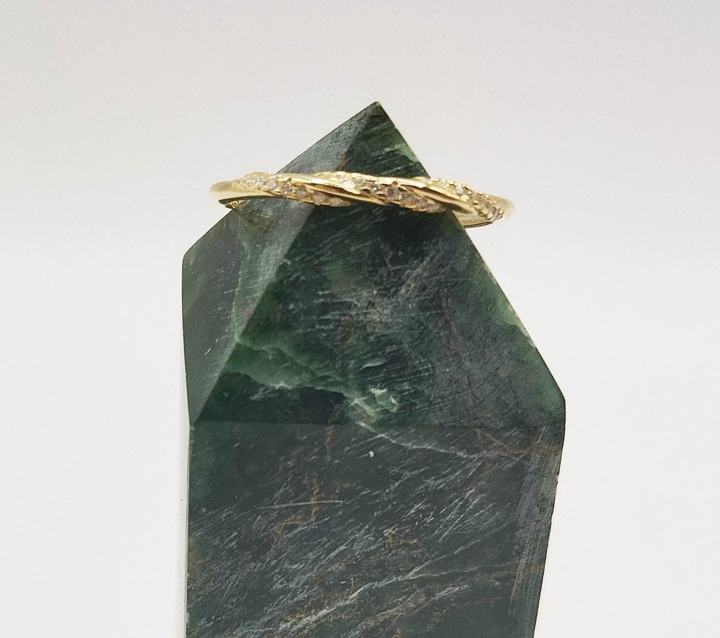 Δαχτυλίδι από επιχρυσωμένο ασήμι με διακριτικό σχέδιο από λευκά ζιργκόν.
Απλό και κομψό.