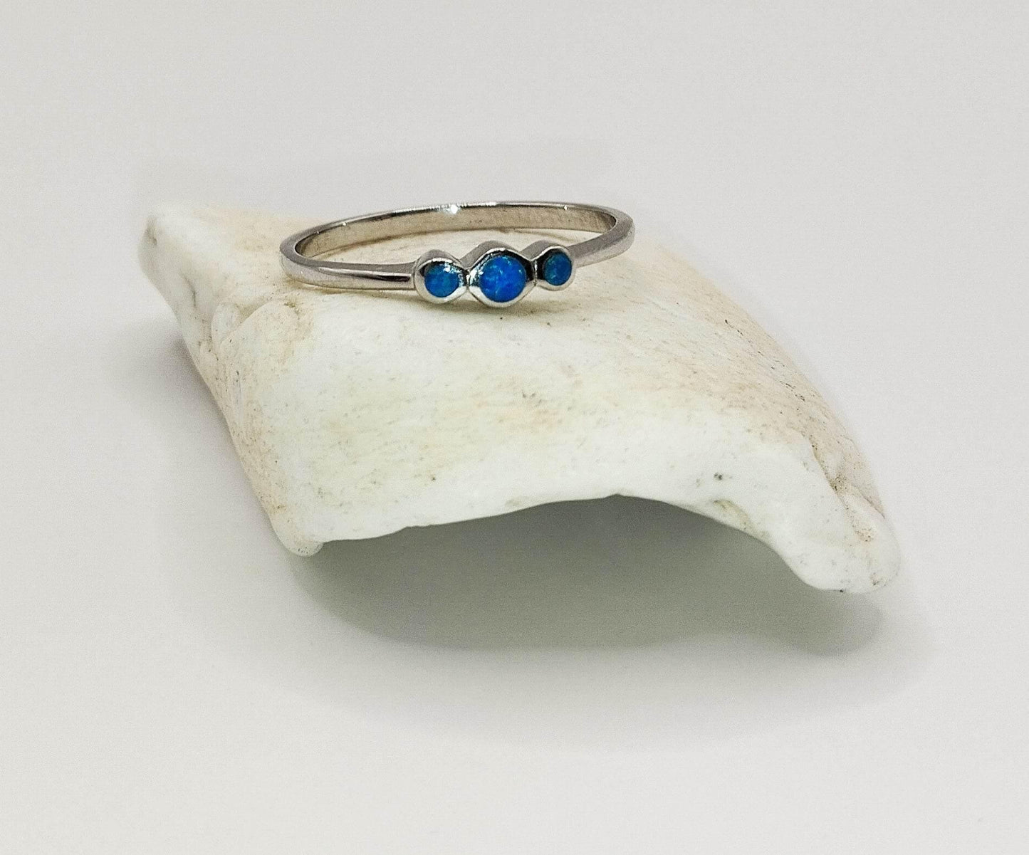 Ασημένιο δαχτυλίδι με τρία μπλε στοιχεία από οπάλιο.
Απλό, αλλά ξεχωριστό χάρη στη λάμψη του οπαλίου.
Μπορεί και να συνδυαστεί με τα σκουλαρίκια μας από μπλε οπάλιο.