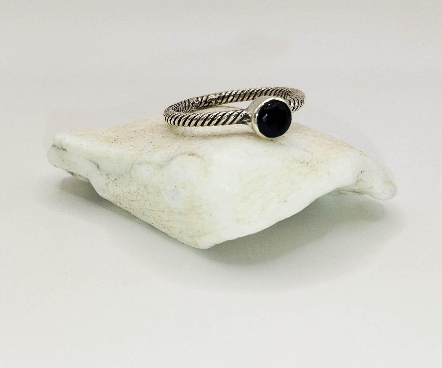 Ασημένιο δαχτυλίδι μονόπετρο, με βαθύ μπλε, σχεδόν μαύρο, ζαφείρι.
Το δαχτυλίδι έχει στριφτό σχέδιο, ιδανικό για απλές και κομψές εμφανίσεις.