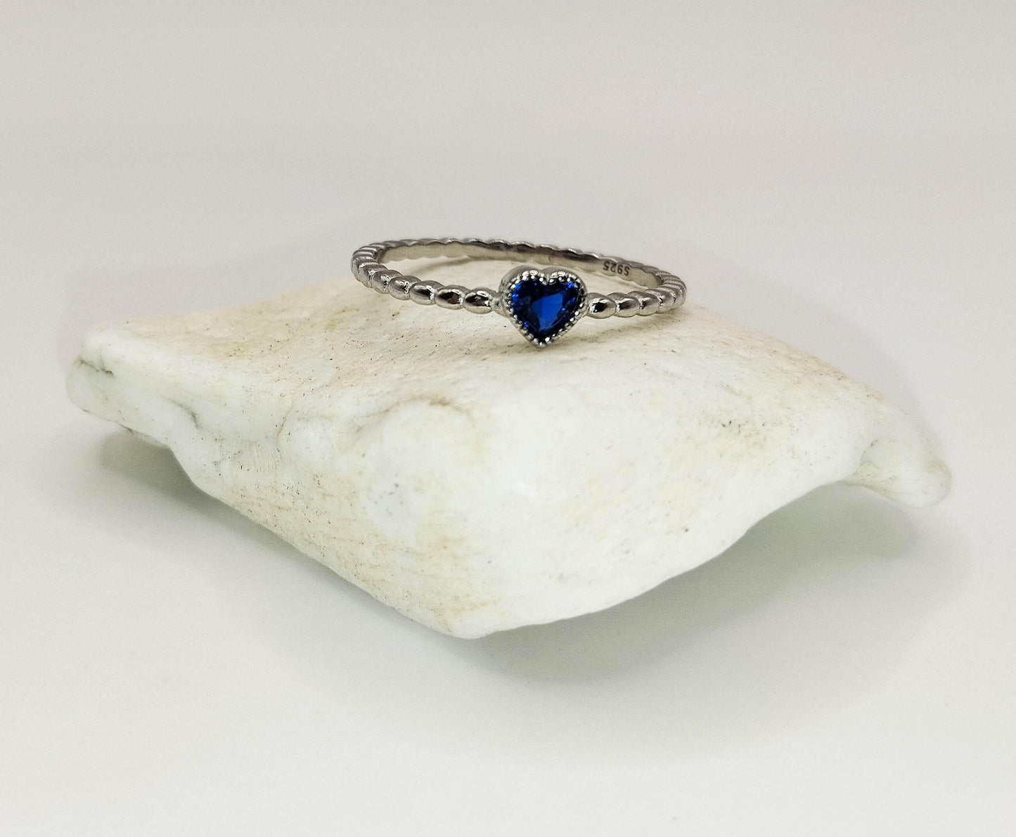 Ασημένιο δαχτυλίδι με καρδούλα από μπλε ζιργκόν.
Απλό και χαριτωμένο, για κορίτσια που τους αρέσουν οι καρδούλες και τα στρας.