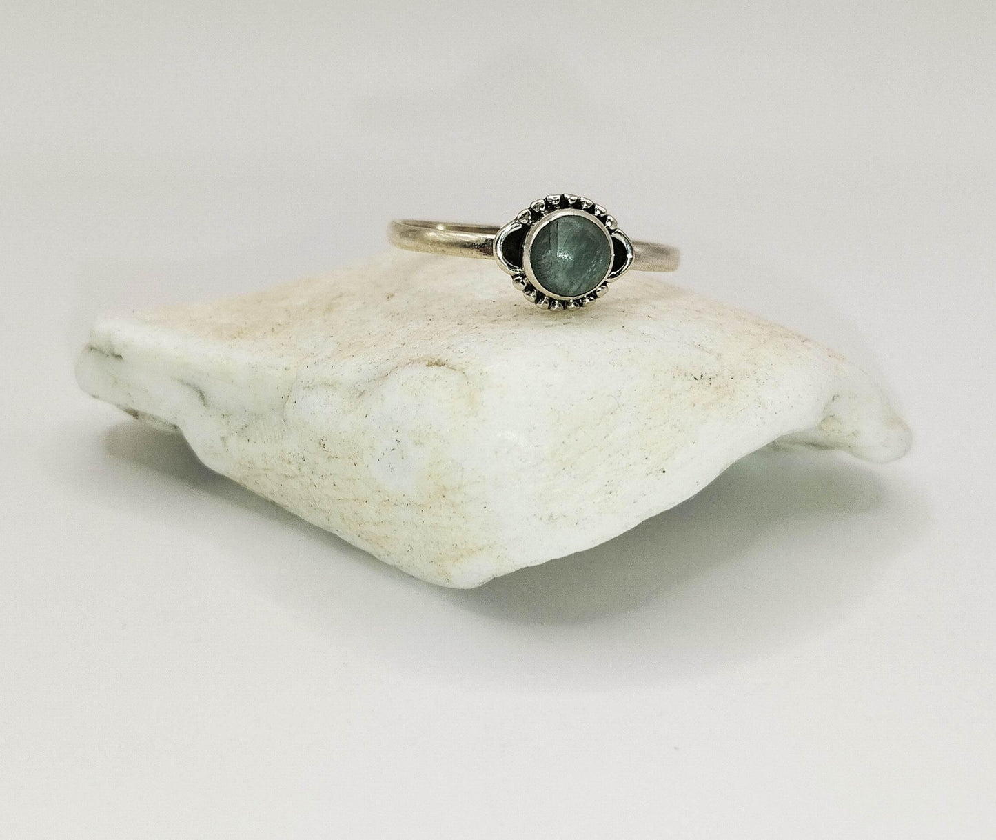 Ασημένιο δαχτυλίδι με γκρι νεφρίτη.
Απλό και μοντέρνο.
