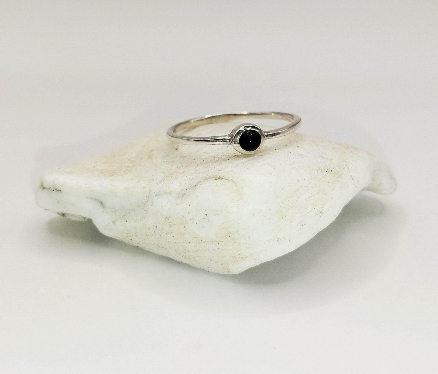 Ασημένιο δαχτυλίδι με μικρή πέτρα από αμέθυστο.
Λιτό και κομψό.