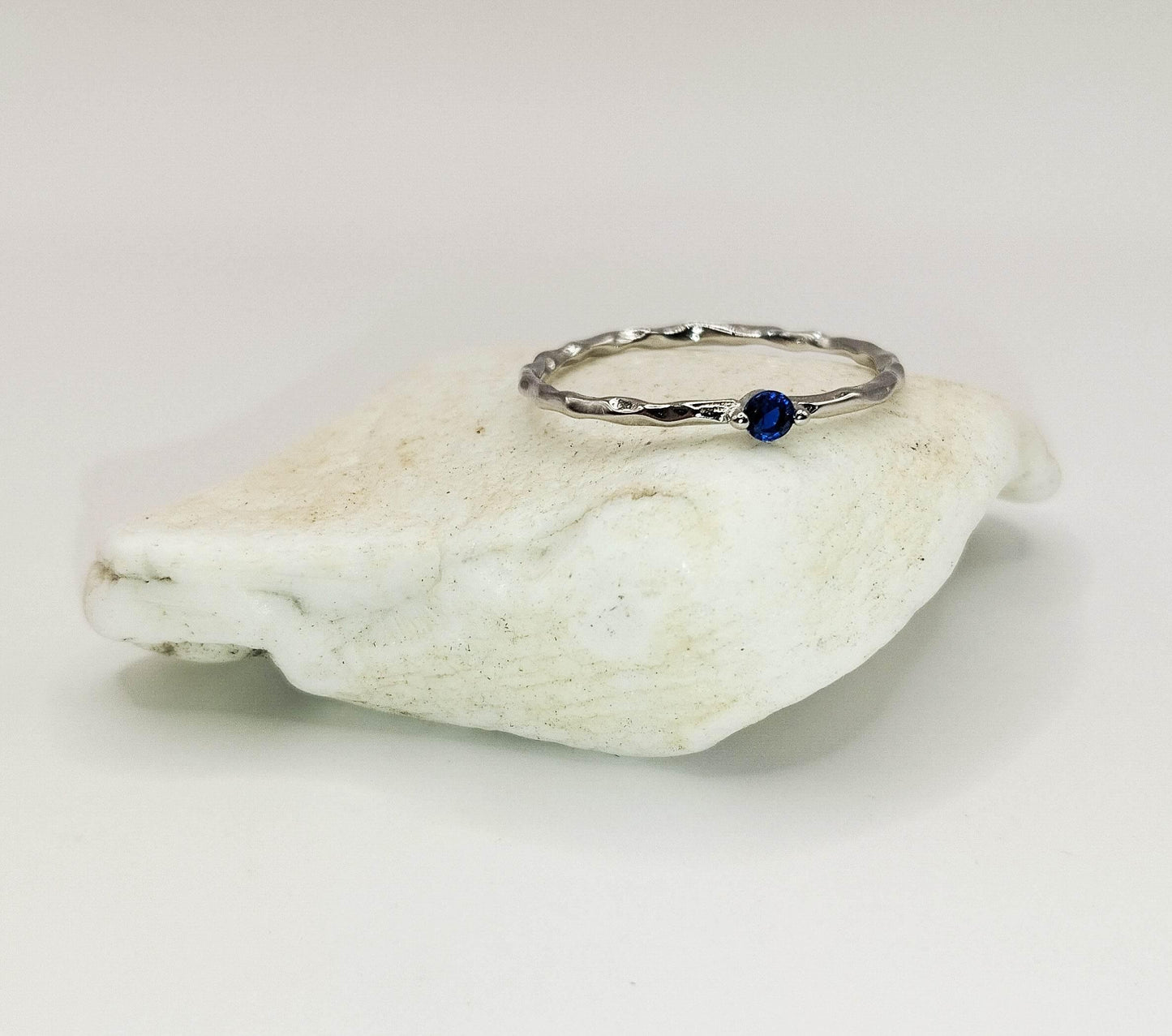 Ασημένιο δαχτυλίδι με μικρή μπλε πέτρα ζιργκόν.
Απλό, μίνιμαλ ντιζάιν που μπορεί να φορεθεί είτε μόνο του είτε μαζί με άλλα δαχτυλίδια μας, όπως το δαχτυλίδι με πράσινο ζιργκόν.