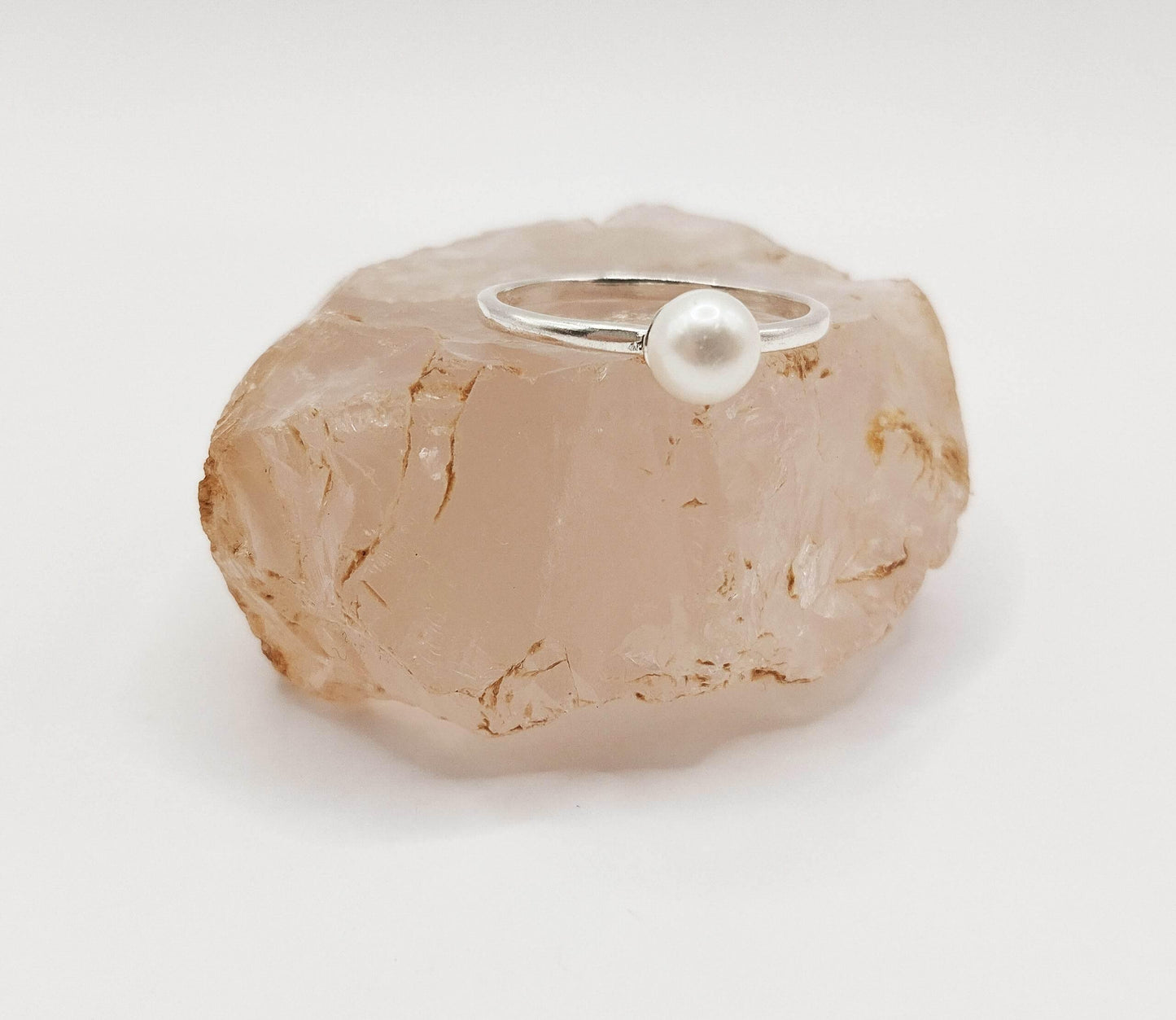 Ασημένιο δαχτυλίδι με μαργαριτάρι.
Πολύ απλό σχέδιο με ένα μαργαριτάρι καλλιέργειας μεσαίου μεγέθους.