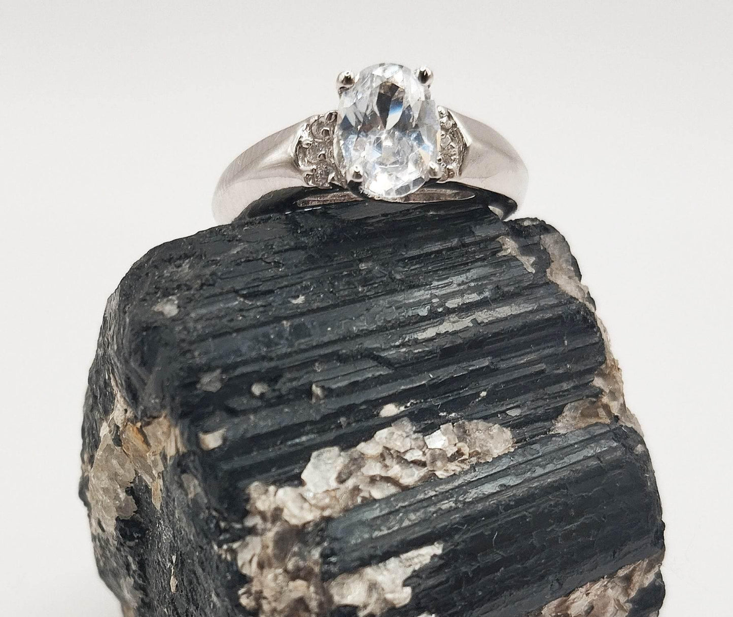 Ασημένιο δαχτυλίδι μονόπετρο με μεγάλη λευκή πέτρα ζιργκόν.
Δαχτυλίδι τύπου "αρραβώνα" με εντυπωσιακή λάμψη.