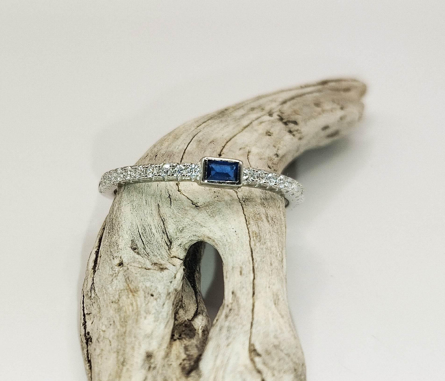 Ασημένιο δαχτυλίδι με μπλε πέτρα ζιργκόν στη μέση και από μια σειρά λευκά ζιργκόν εκατέρωθεν.
Ιδανικό για εκείνες που επιζητούν απλή κομψότητα.
