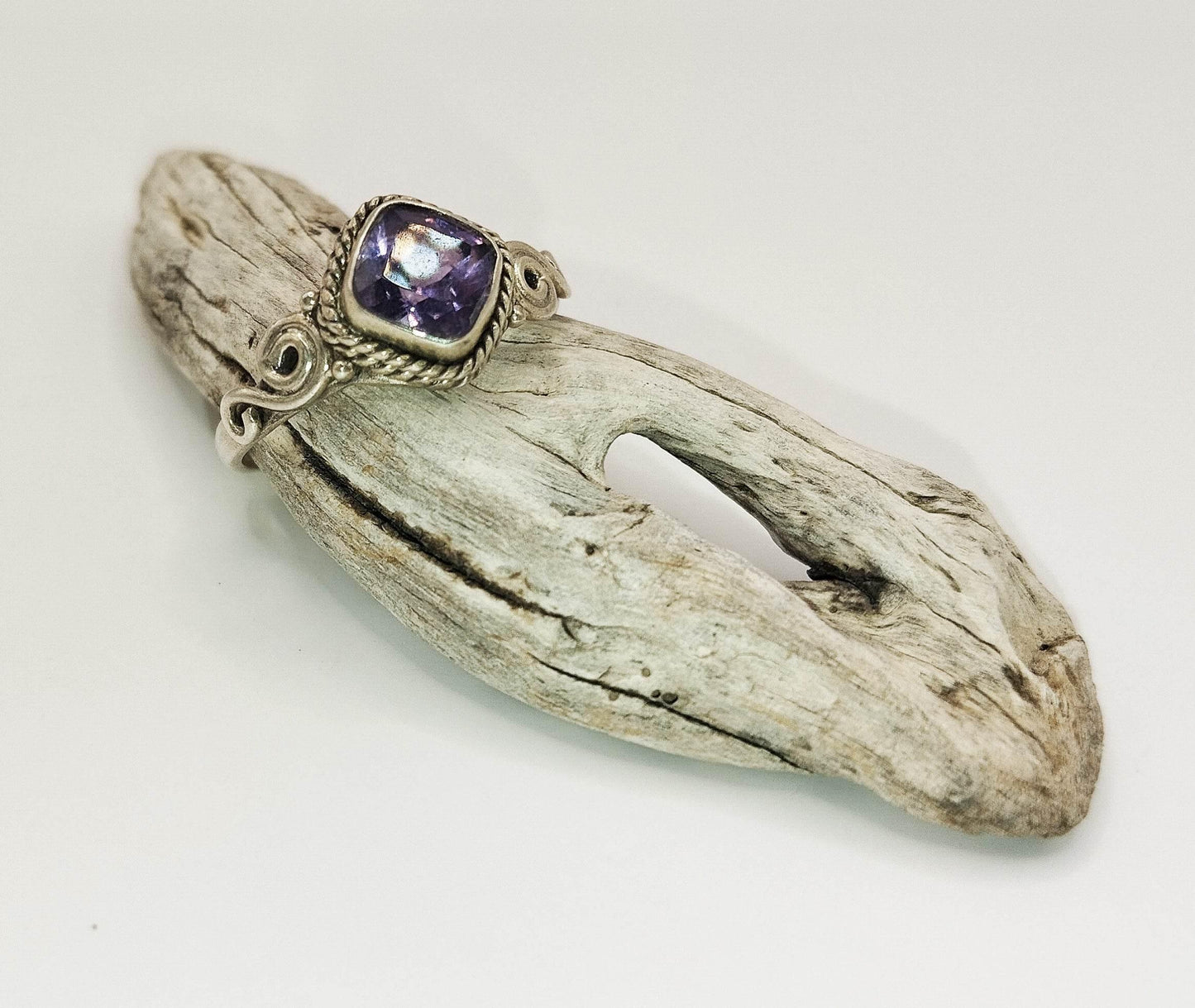 Ασημένιο δαχτυλίδι με μωβ αμέθυστο.
Δαχτυλίδι με διαχρονικό ντιζάιν, με αμέθυστο μεσαίου μεγέθους και στριφτό σχέδιο εκατέρωθεν της πέτρας.