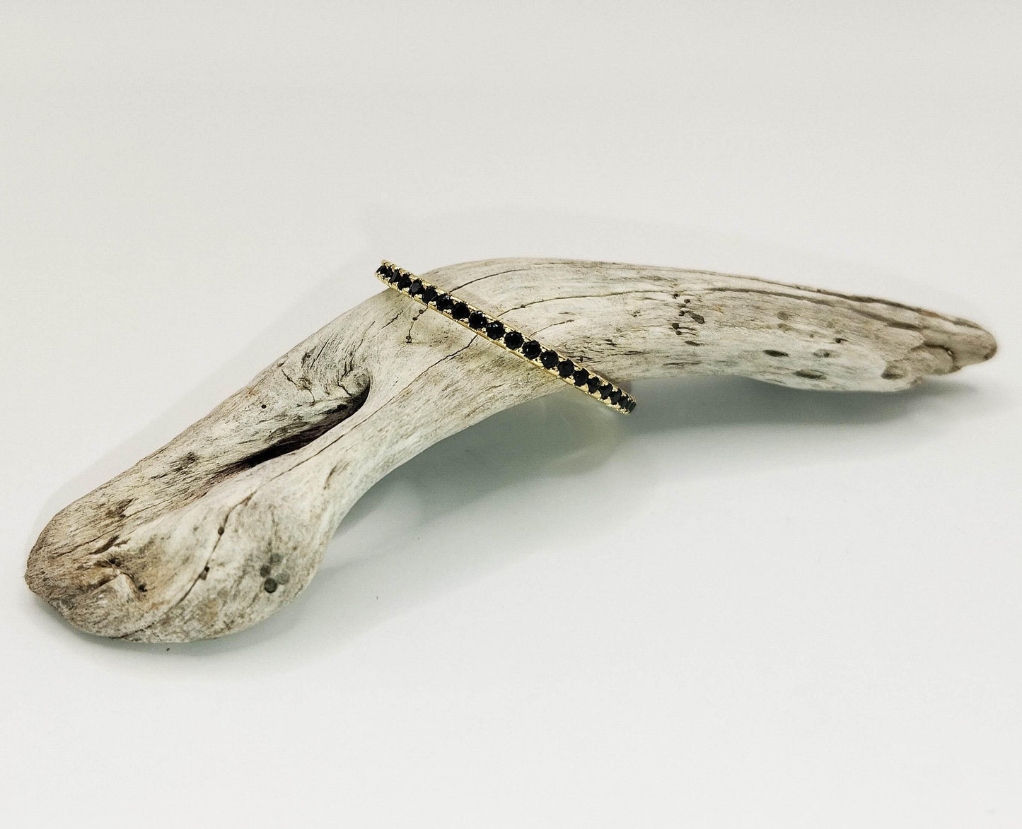 Δαχτυλίδι από επιχρυσωμένο ασήμι με μια σειρά από μαύρα ζιργκόν σε όλη την περιφέρειά του.
Απλό και όμορφο.