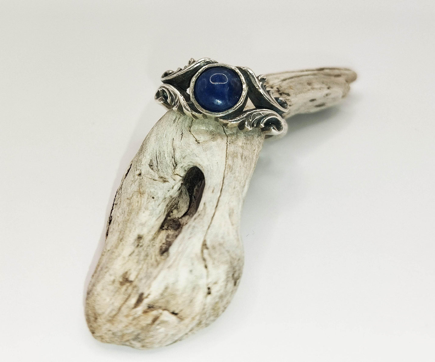 Ασημένιο δαχτυλίδι με πέτρα λάπις λάζουλι.
Τα στριφτά σχέδια εκατέρωθεν της πέτρας της δίνουν vintage γοητεία.